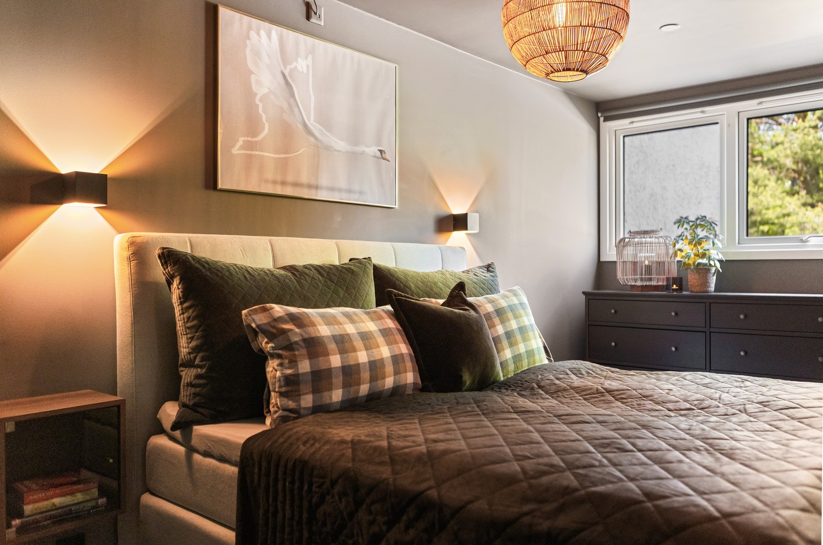 Hovedsoverommet er romslig med god plass til dobbeltseng, nattbord og dekor. Galleribilde