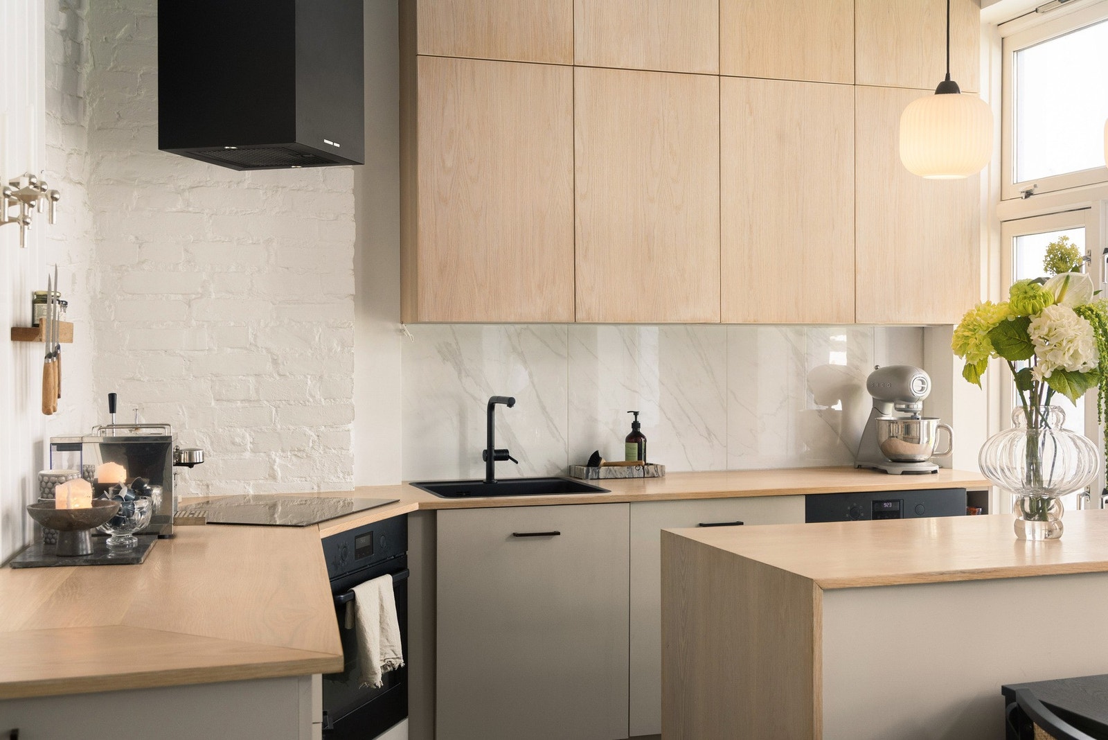 I 2021 da kjøkkenet ble pusset opp, ble det også lagt mikrosement på gulvet med gulvvarme! Galleribilde