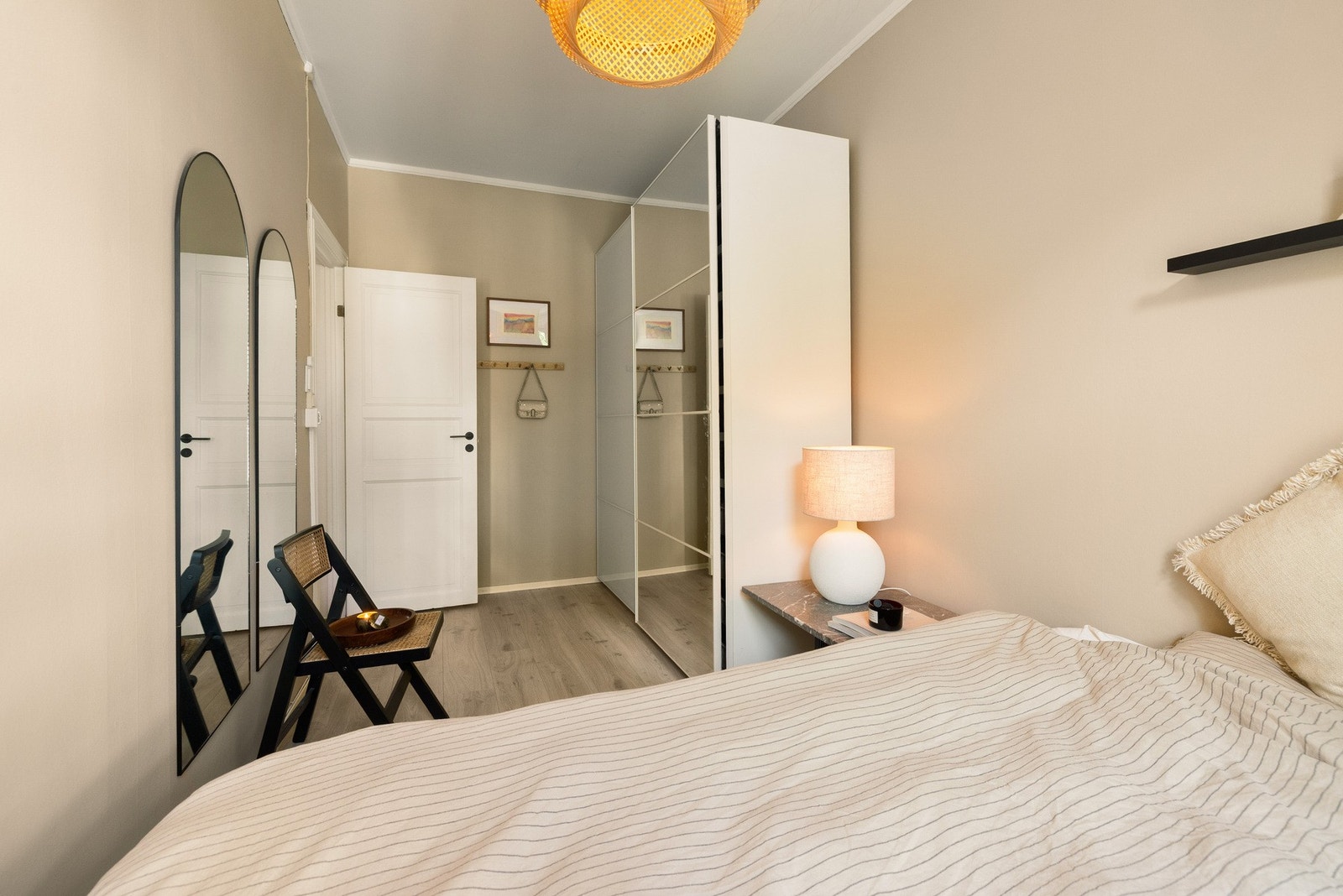 Legg merke til skyvedørsgarderoben med speilfronter. Denne følger boligen. Galleribilde