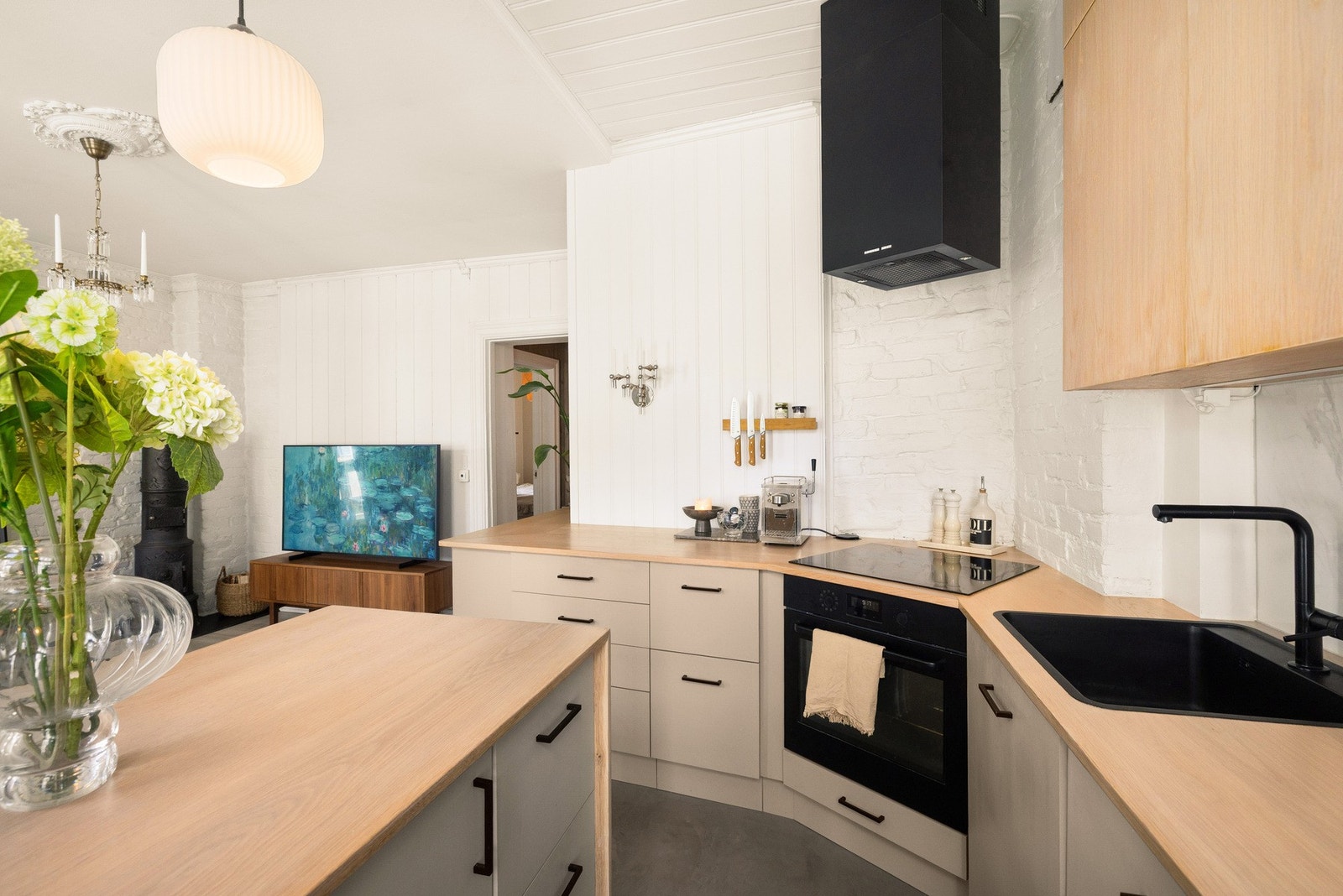 Deler av kjøkkenet er fra IKEA, mens alle fronter, overskap, og benkeplate er spesiallaget av møbelsnekker. Galleribilde