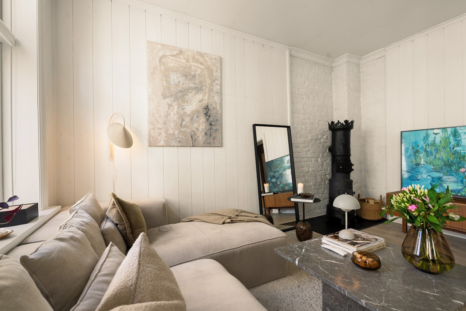 Leiligheten er lys og innbydende med harmoniske fargetoner og en lun atmosfære. Galleribilde