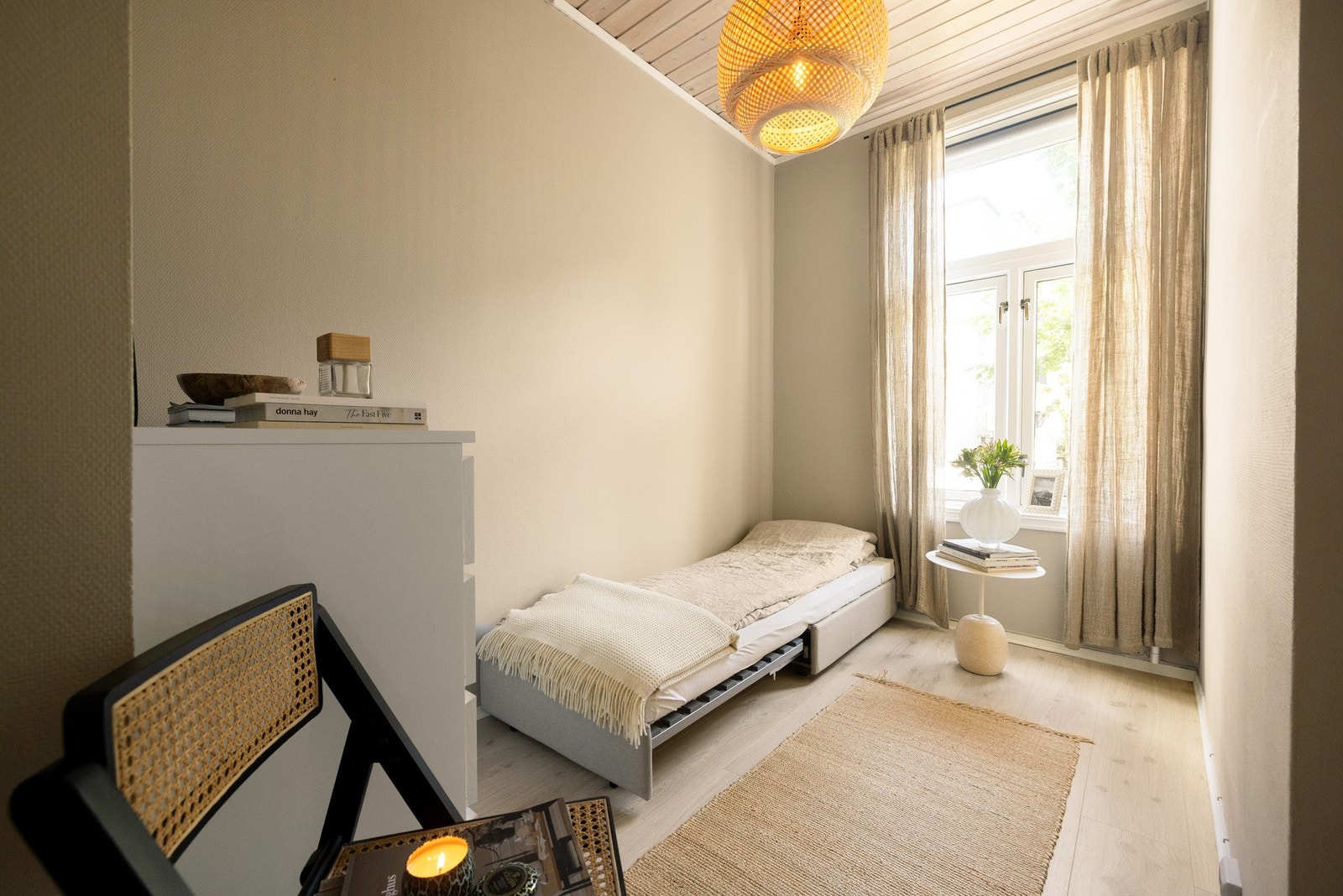 Soverom 2 har flere innredningsmuligheter og vender mot grøntareal. Galleribilde