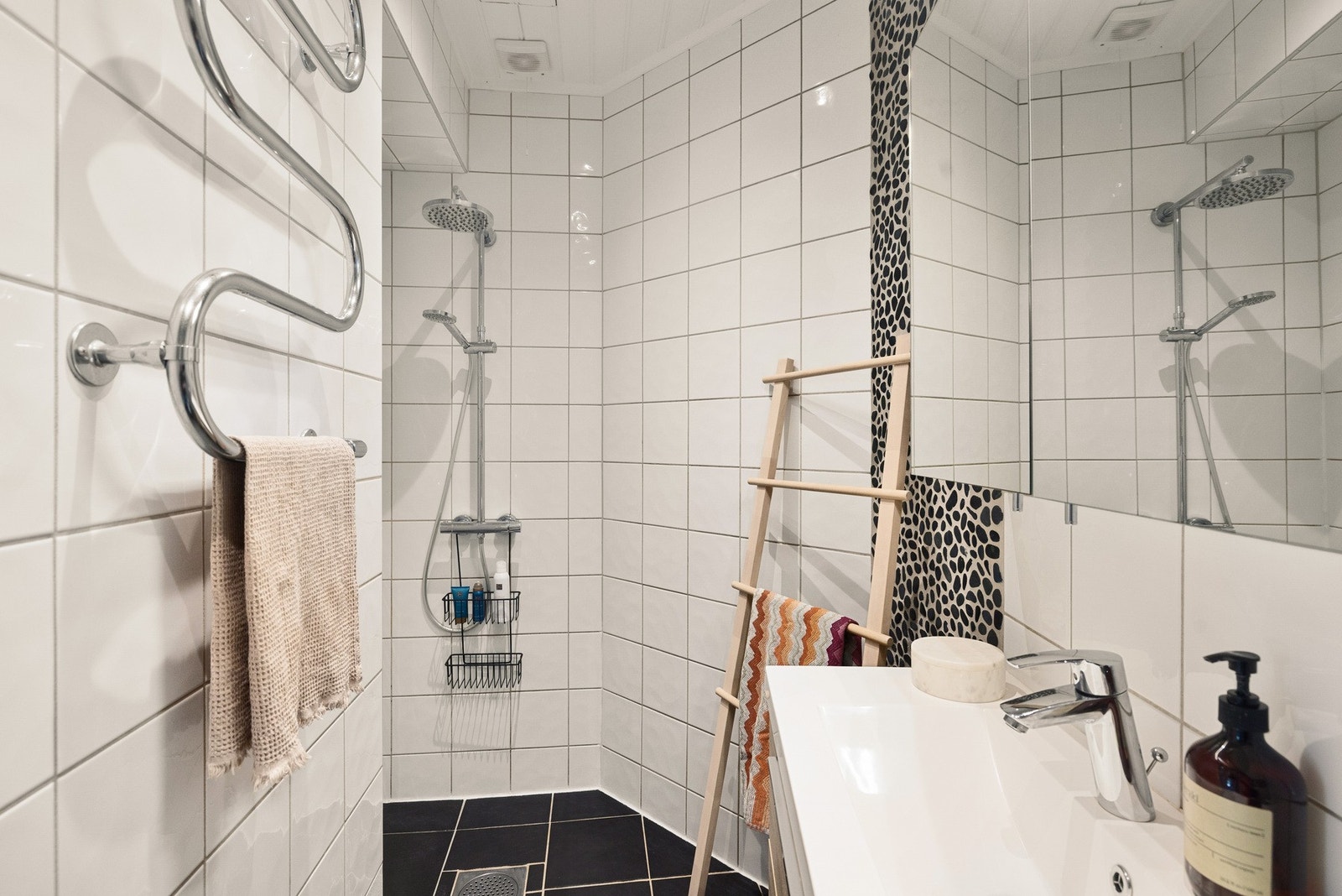 Smart nisje på badet som gir en naturlig sone for dusjen. Galleribilde