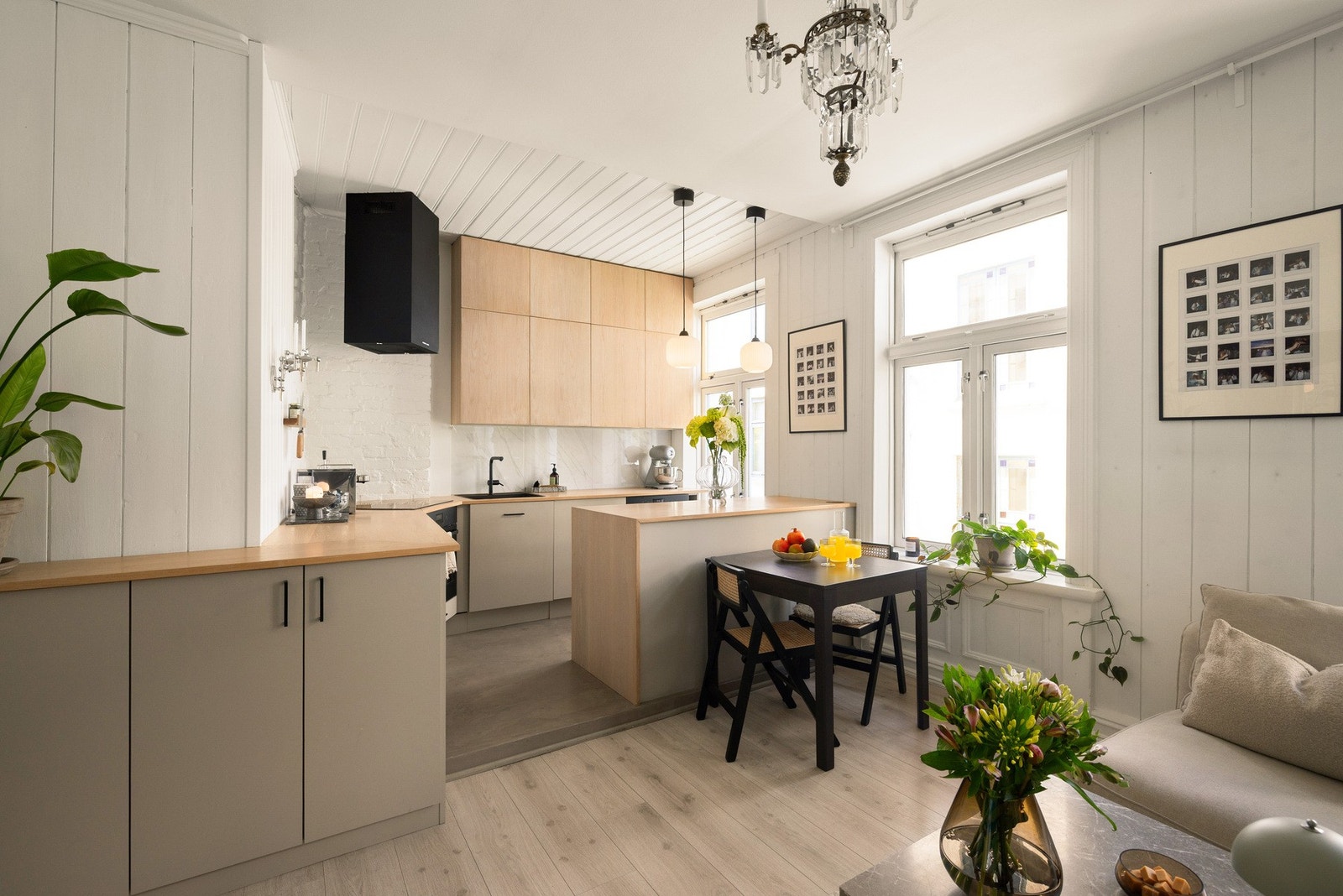 Kjøkkeninnredningen sikrer deg arbeidsplass på benk samt rikelig med oppbevaringsplass i skuffer og skap. Galleribilde