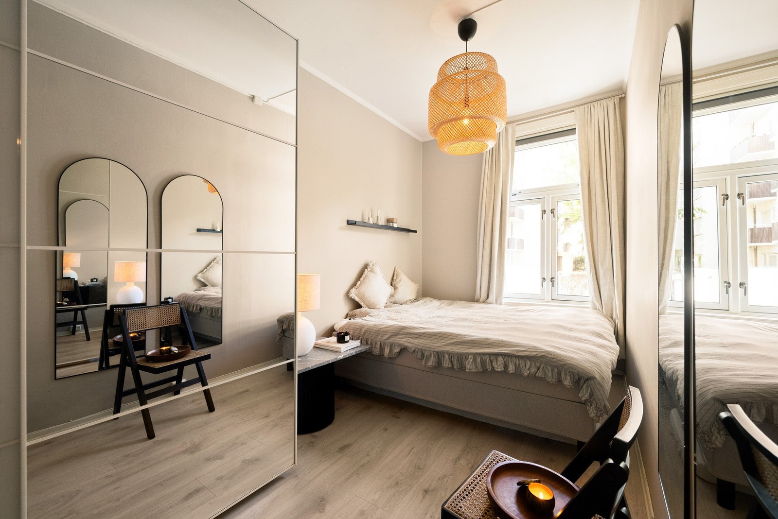 Romslig hovedsoverom som har god plass til dobbeltseng og nattbord. Galleribilde