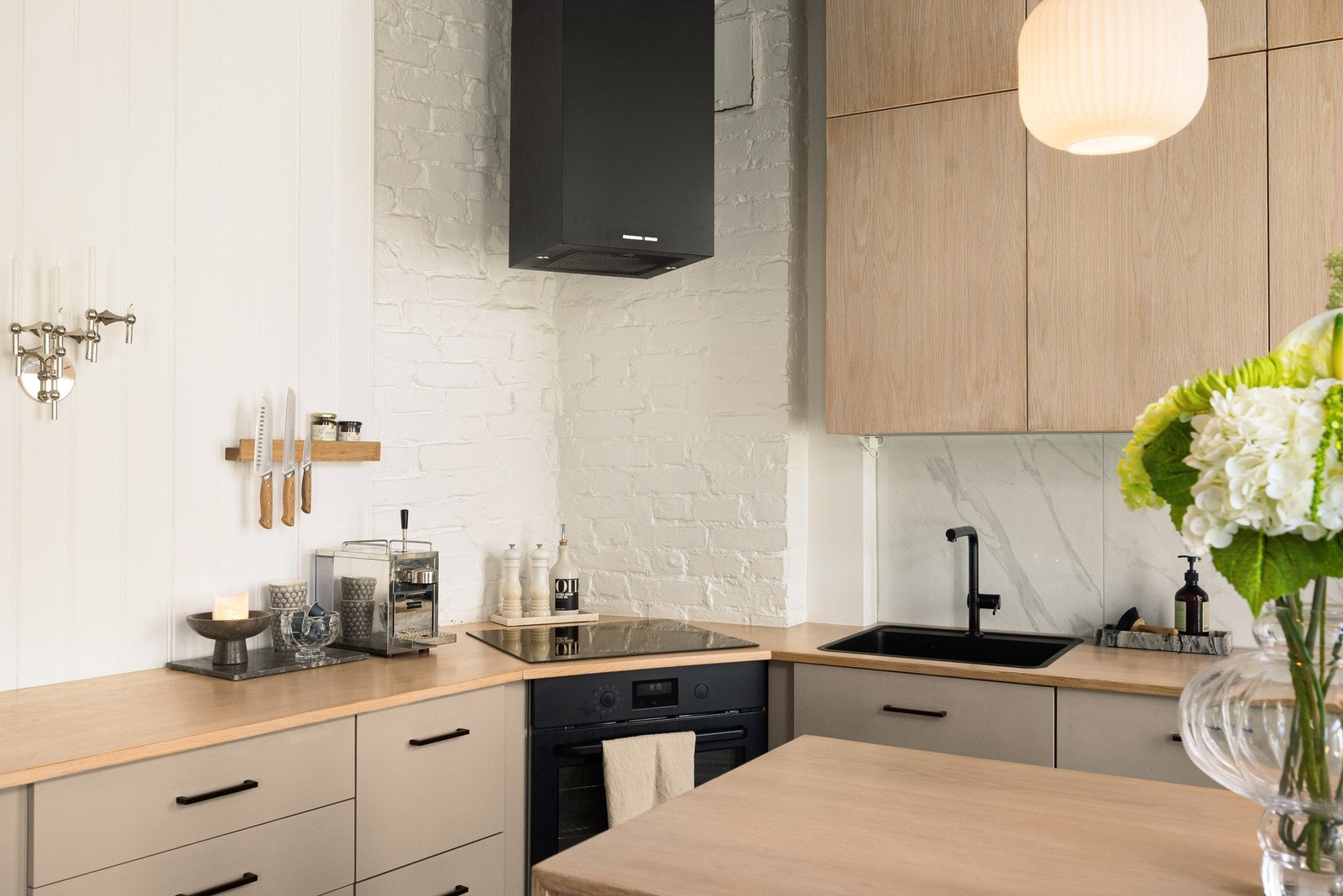 Det er takhengt ventilator med kullfilter. Galleribilde