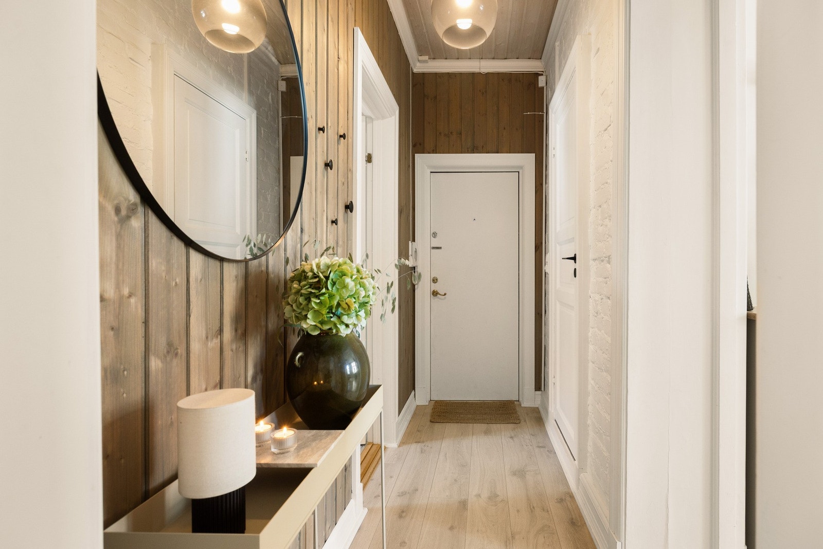 Videre i leiligheten kommer vi til de to soverommene og baderommet. Galleribilde