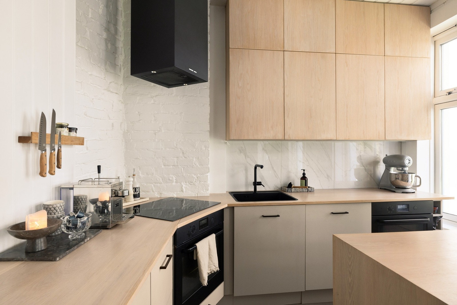 Integrerte hvitevarer følger ved salg, og inkluderer platetopp, stekeovn, mikrobølgeovn, oppvaskmaskin, kjøleskap og fryseskap. Galleribilde