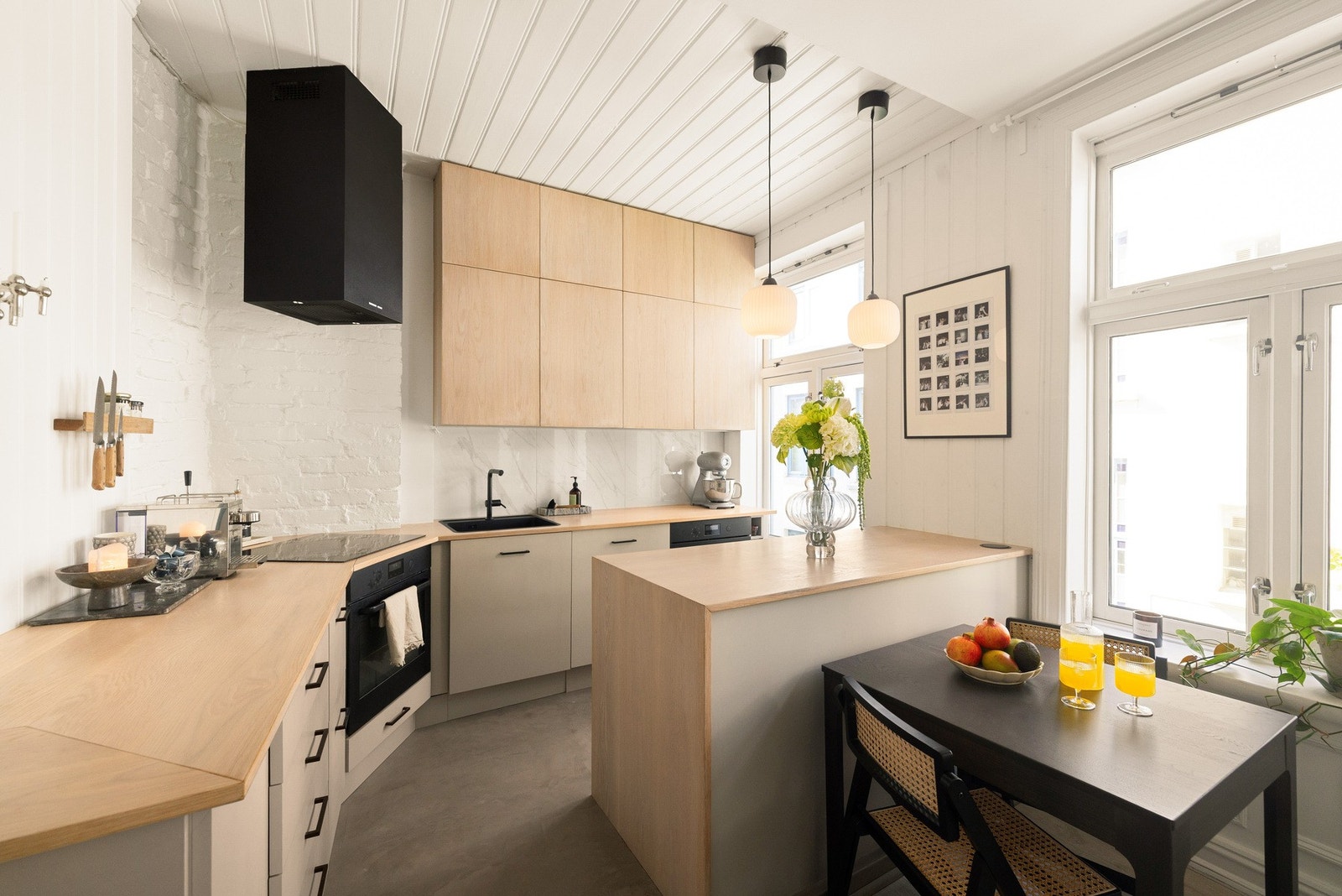 Åpent og sosialt kjøkken bestående av IKEA-innredning kombinert med spesialtilpassede løsninger av møbelsnekker. Galleribilde