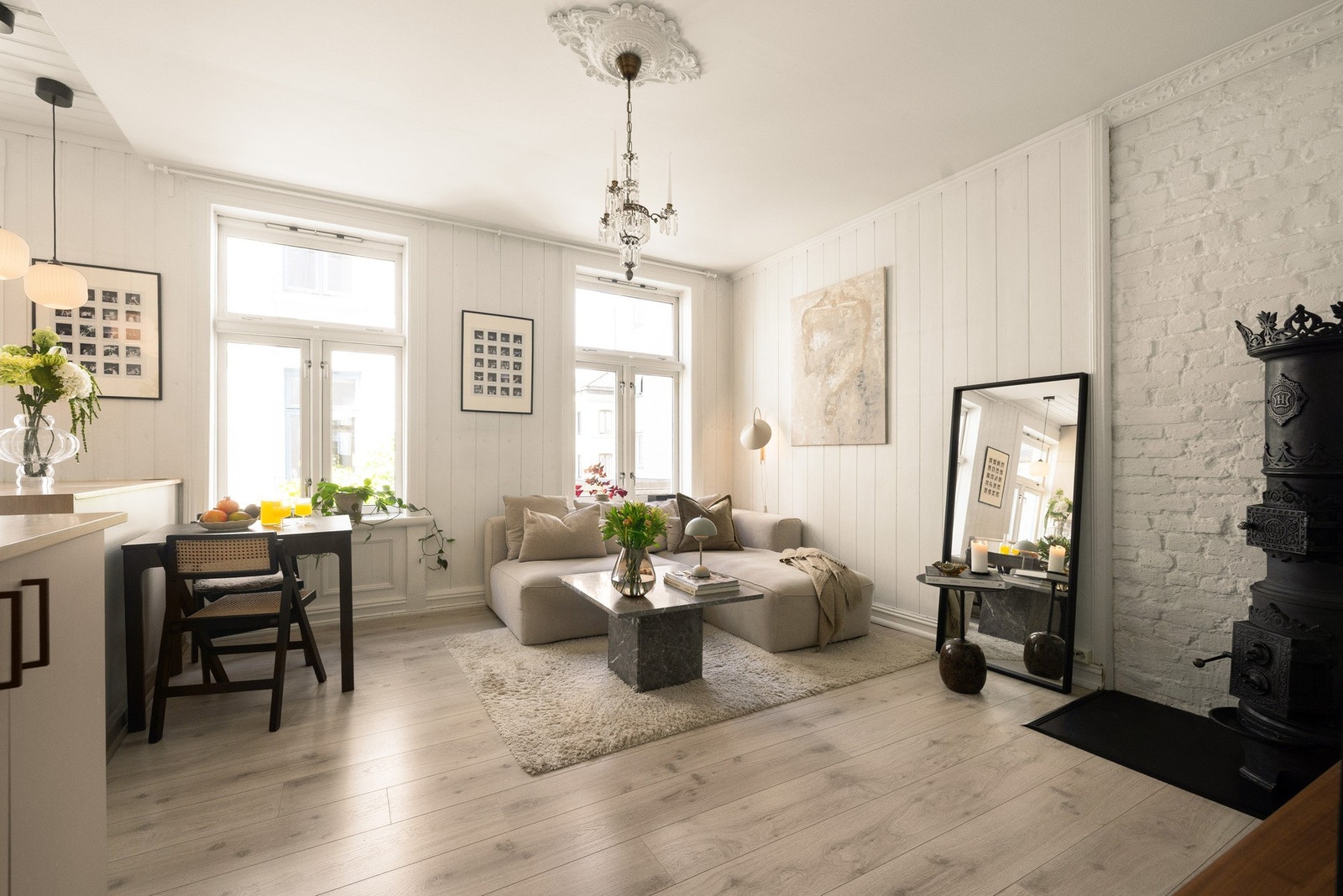 Det er god plass til spisebord, bra plassert mellom sonene på kjøkken og sofagruppe. Galleribilde