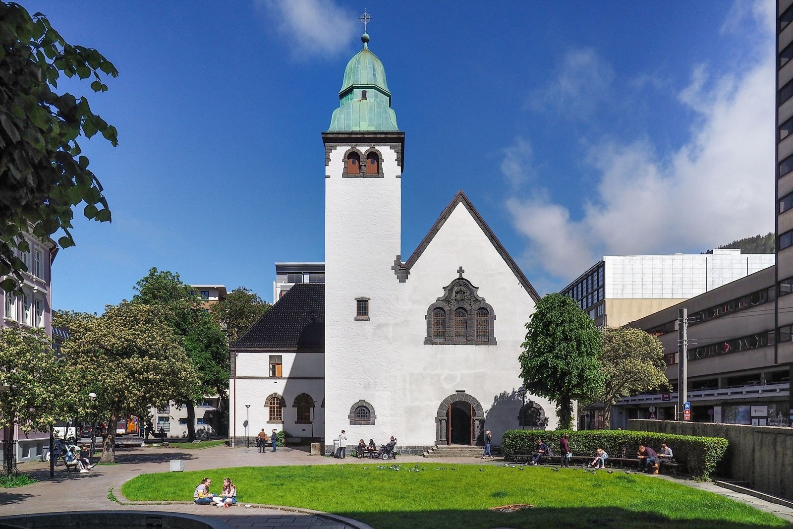 Fin, liten park ved St. Jacobs kirke like rundt hjørnet Galleribilde