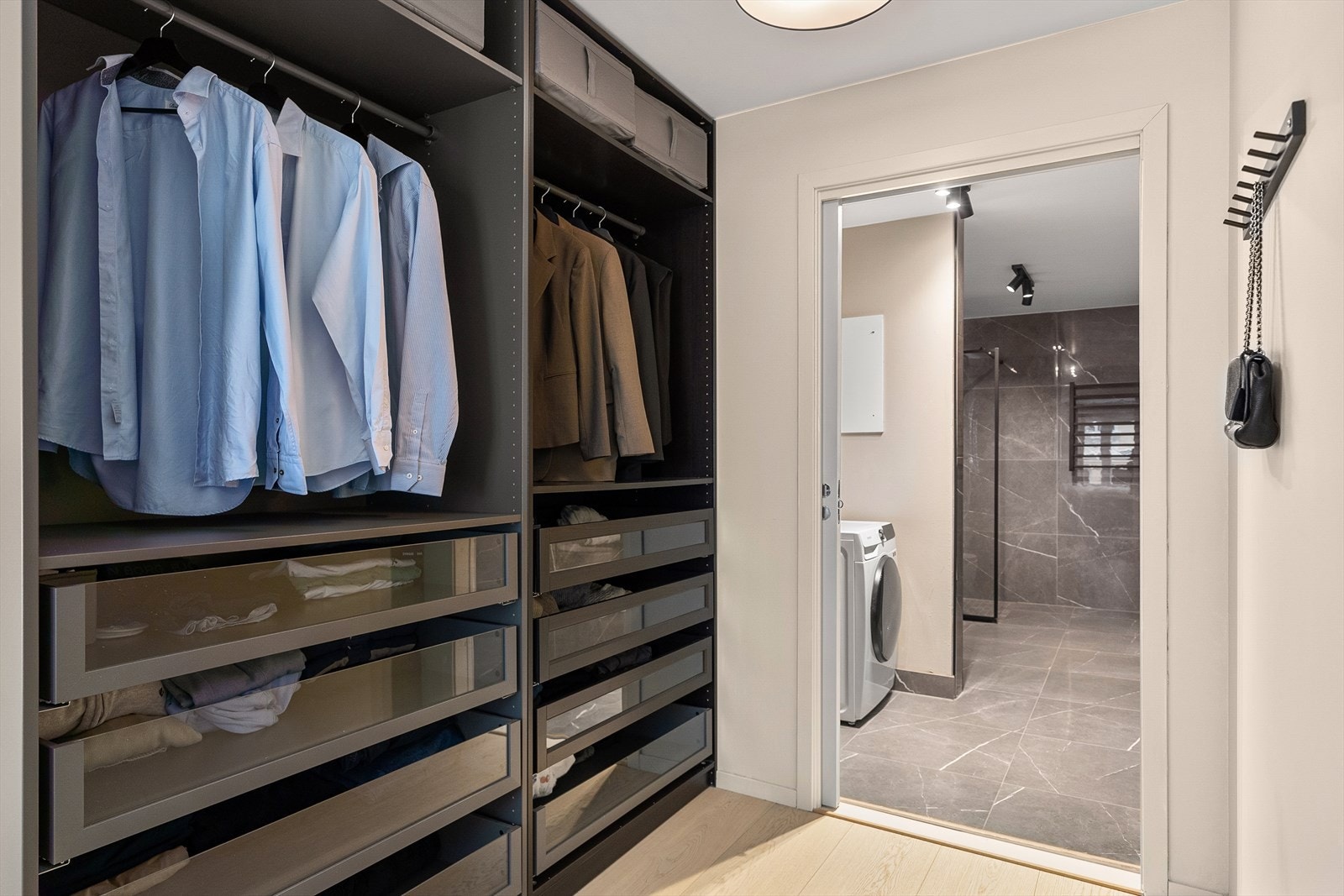 Inngang til badet også fra soverommet via "vaskerom-sone" Galleribilde