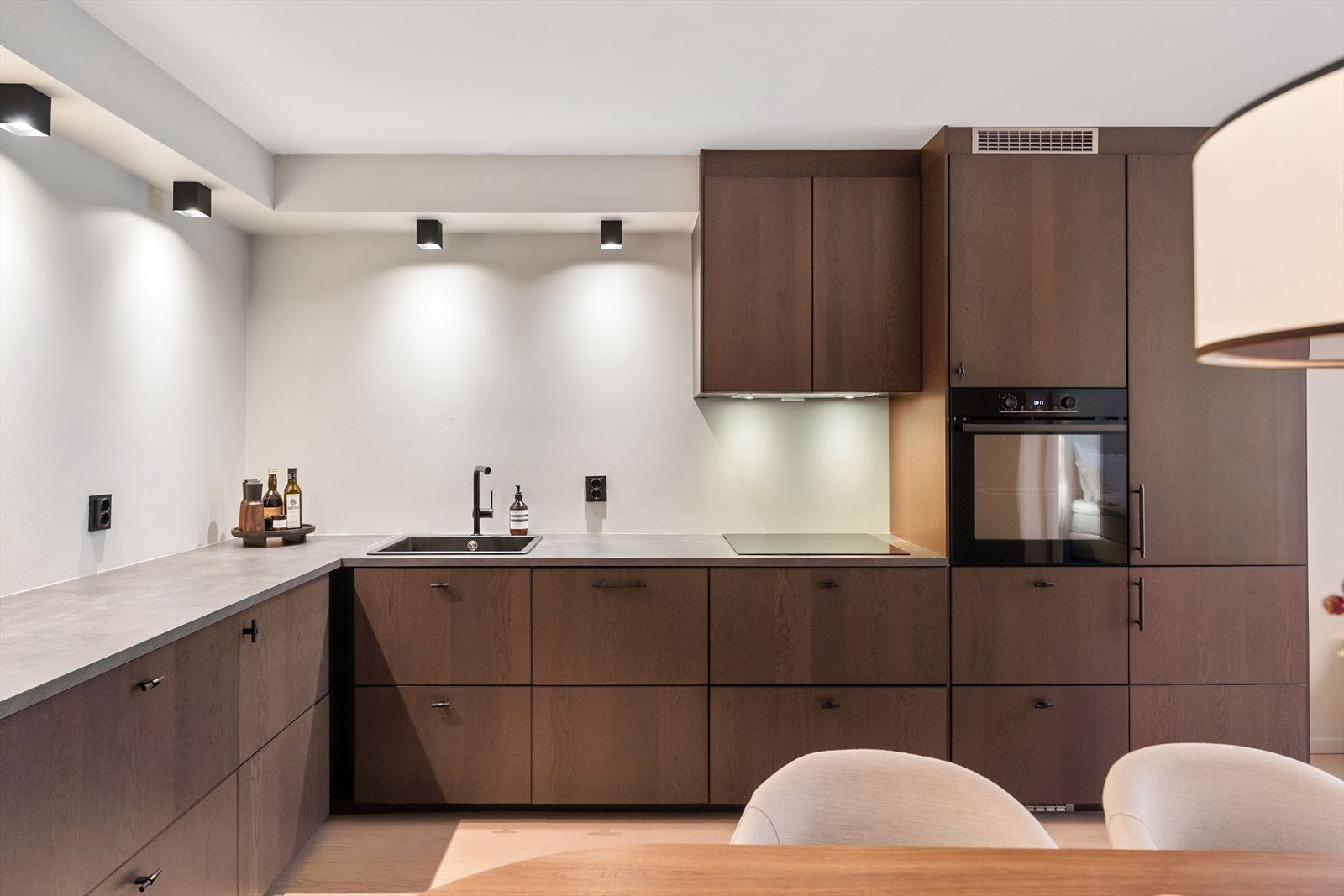 Integrerte hvitevarer, vinskap og rikelig med skap-, skuffe- og benkeplass Galleribilde