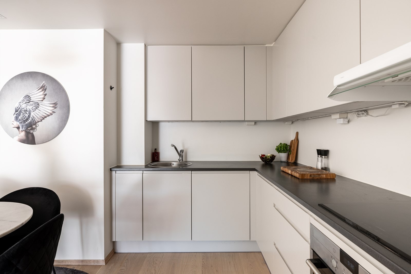 Kjøkkenet har rikelig med skap- og benkeplass Galleribilde