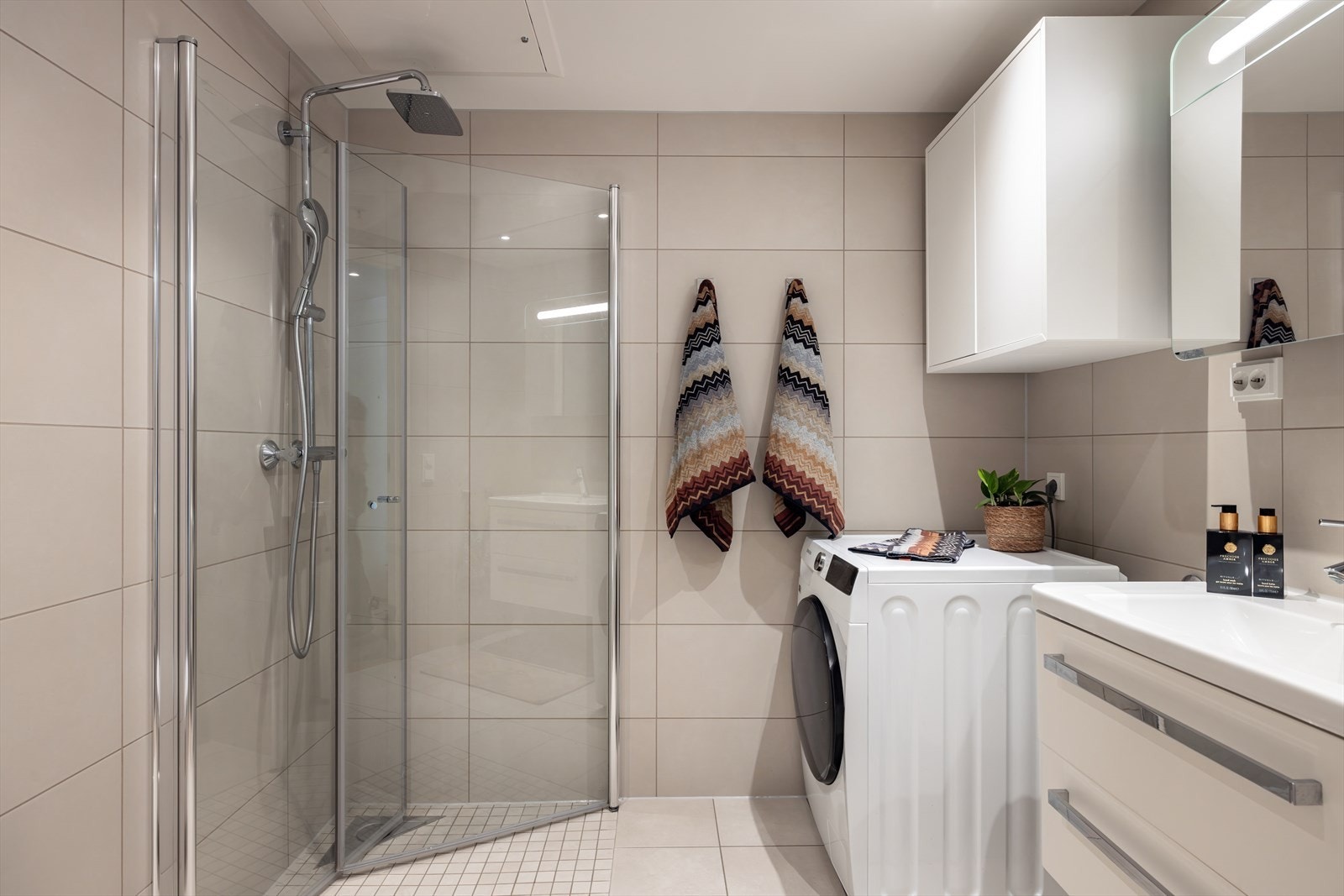 Lekkert flislagt bad fra 2018 med varmekabler i gulv Galleribilde