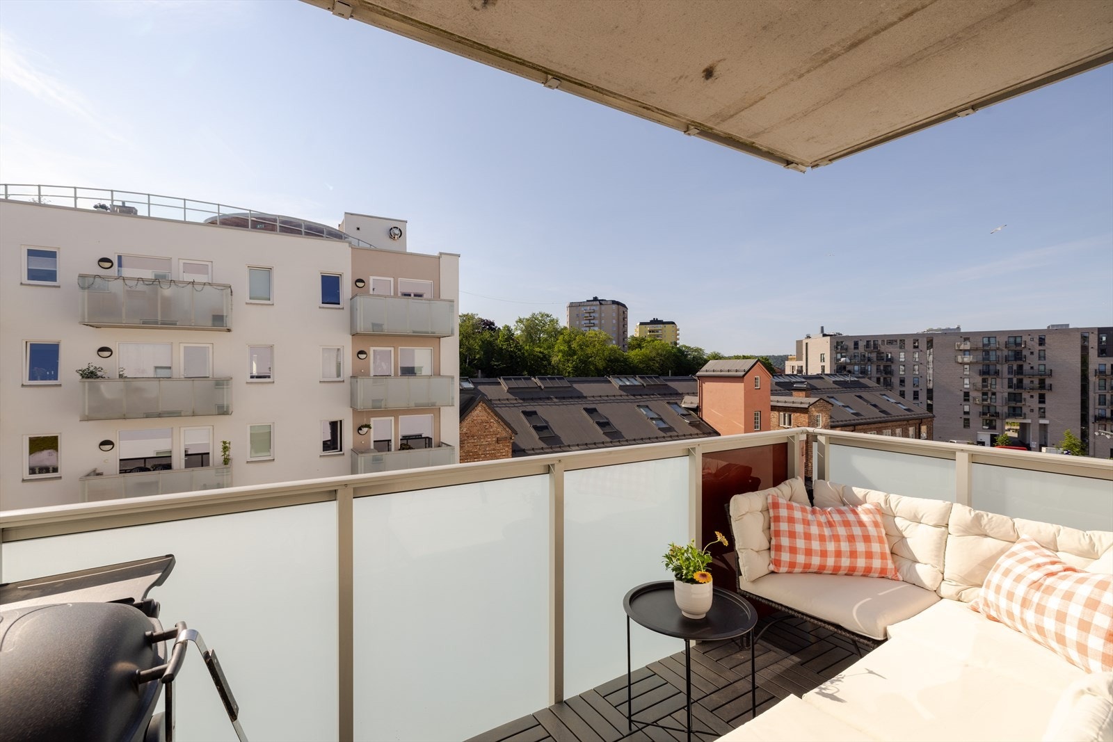 Herlig, sydøstvendt balkong på ca. 5 kvm med god plass til utemøblement, grill og planter Galleribilde