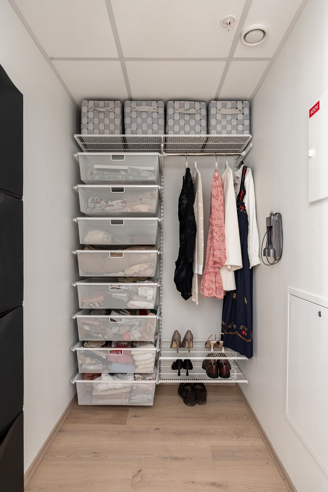 Fra stuen er det adkomst til et praktisk walk-in-closet med ekstra lagringsplass. Innredning medfølger ikke. Boligen disponerer også en romslig kjellerbod Galleribilde