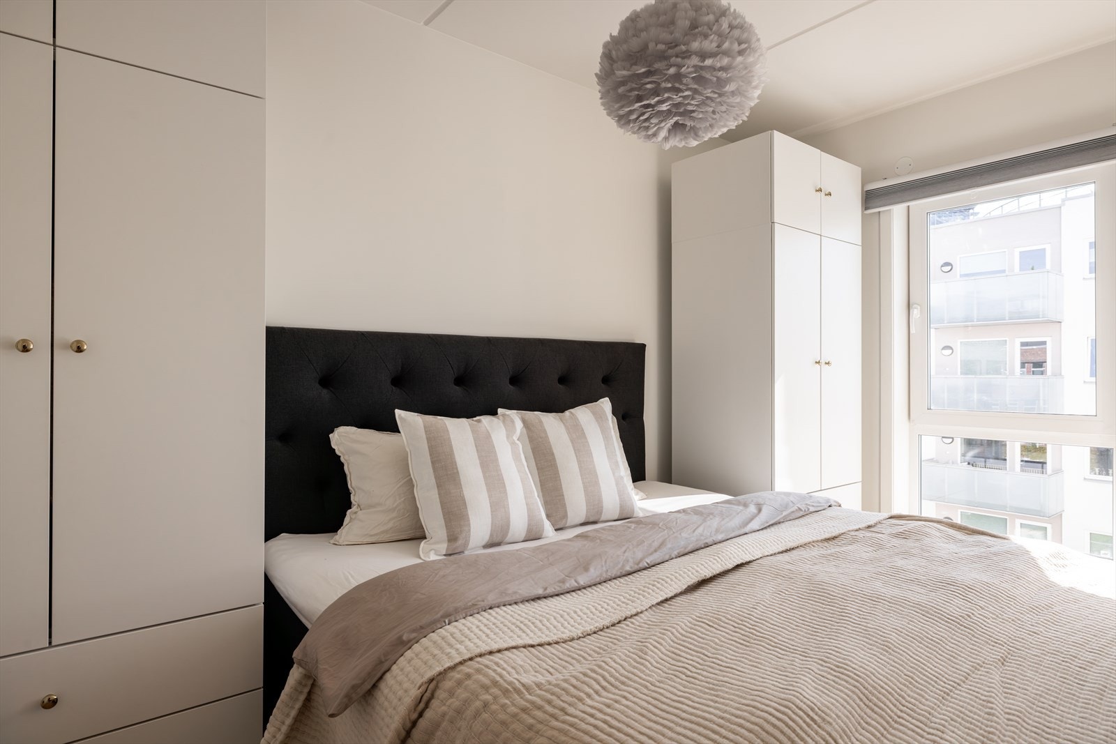 Soverom 1: Luftig og pent soverom med god plass til dobbeltseng Galleribilde