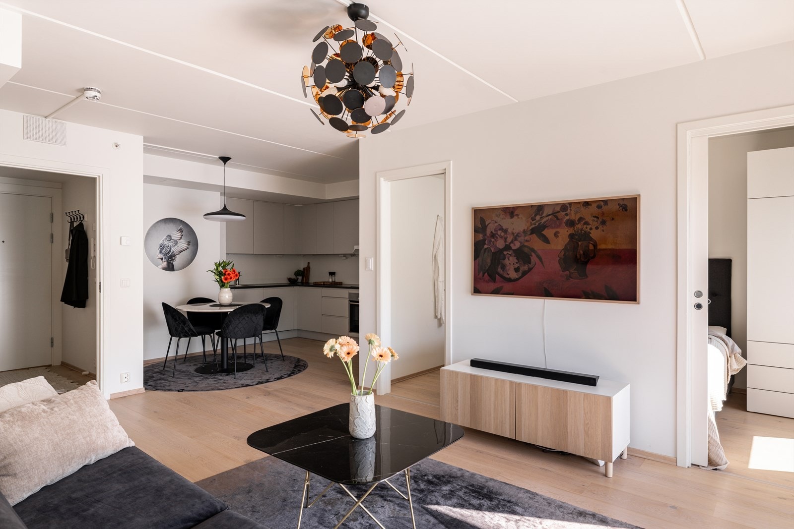 Lysmalte overflater, og pen 1-stavs parkett på gulv Galleribilde