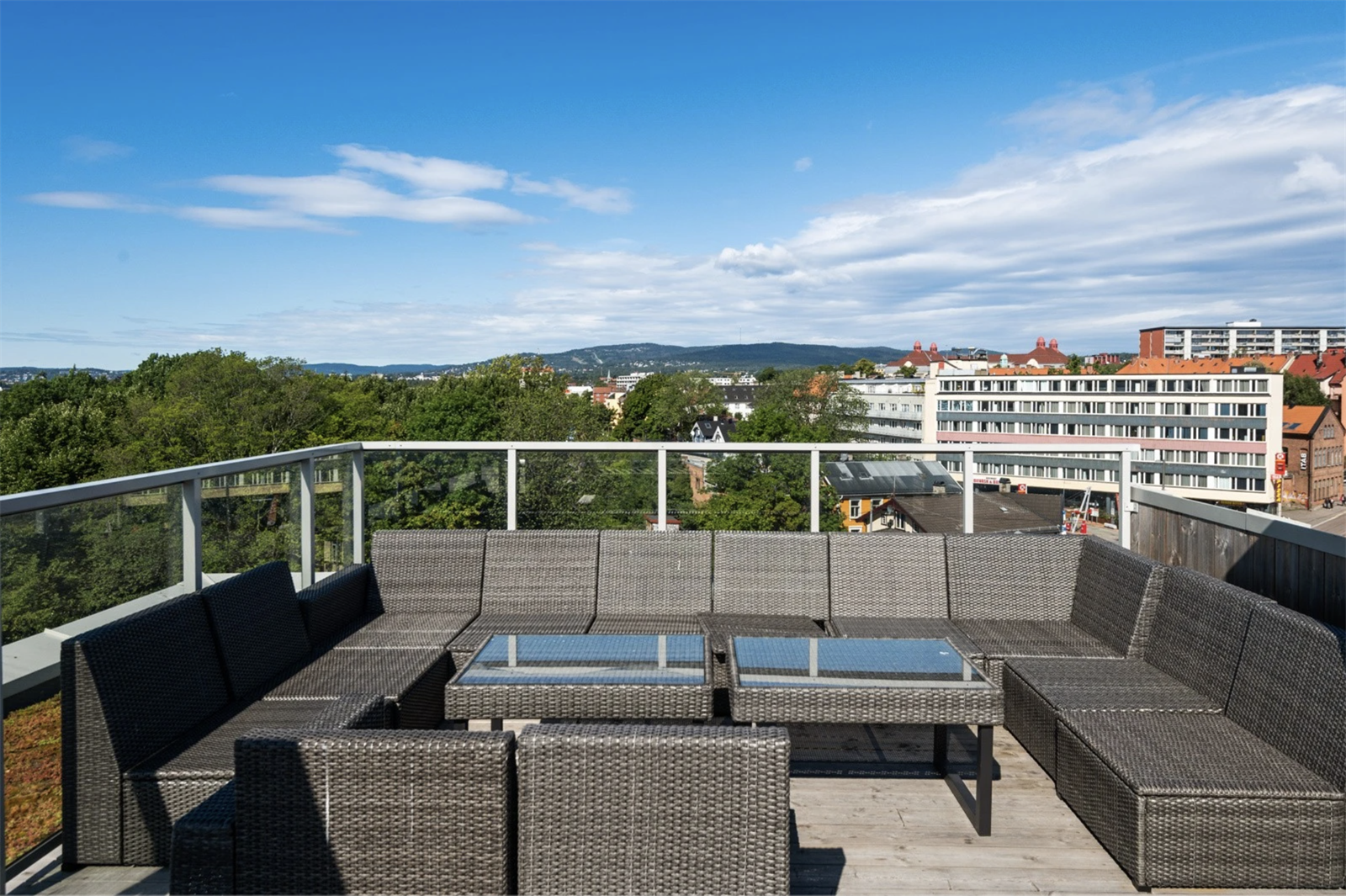 Takterrasse med optimale solforhold og fantastisk utsikt over byen! Galleribilde