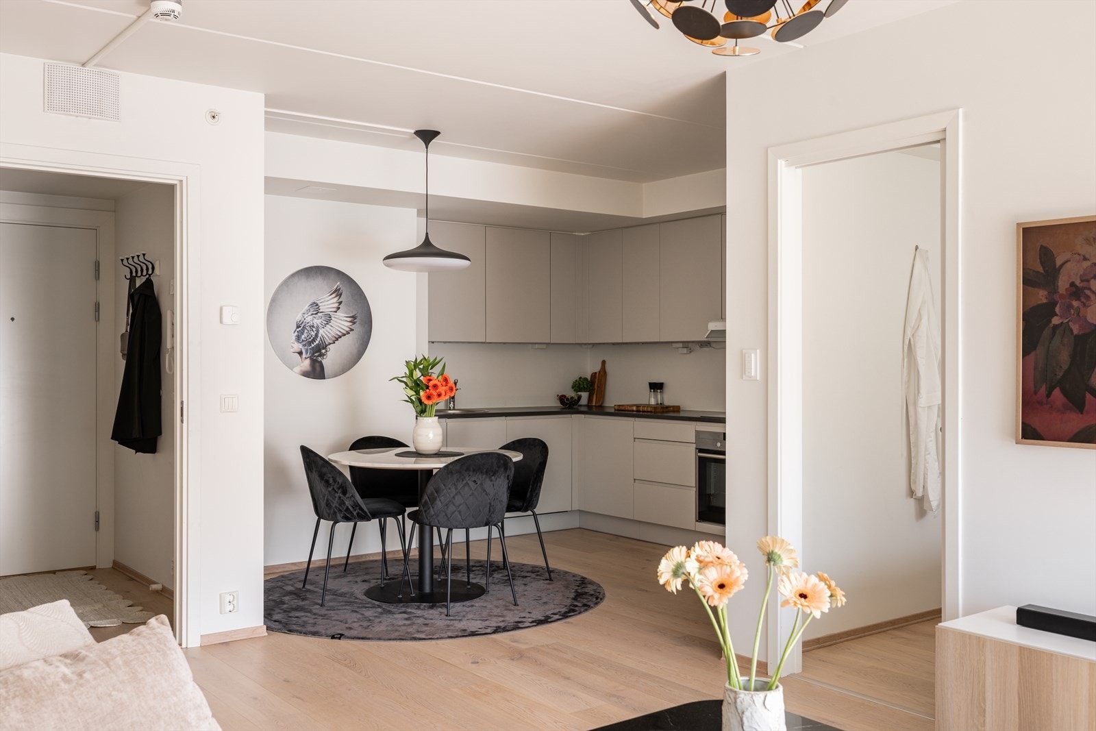 Åpen stue- og kjøkkenløsning som gjør dette til et sosialt og hyggelig oppholdsrom Galleribilde