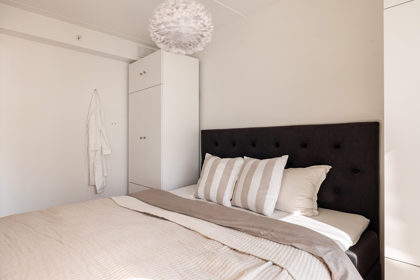 Soverom 1: Rikelig oppbevaringsplass i to garderobeskap Galleribilde