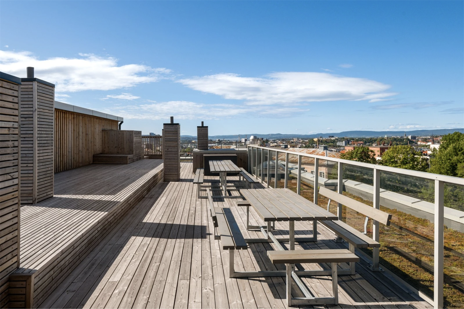 Her er det hyggelige soner med flere loungegrupper og putekasser, benker osv Galleribilde