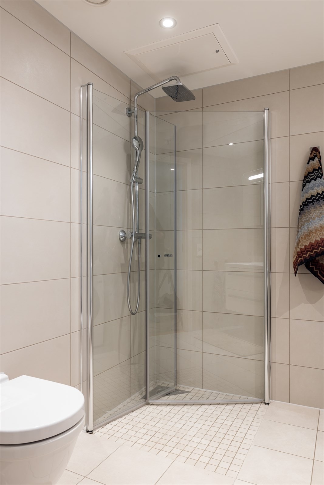 Dusjhjørne med innfellbare glassdører, samt hånddusj og regnfallsdusj Galleribilde