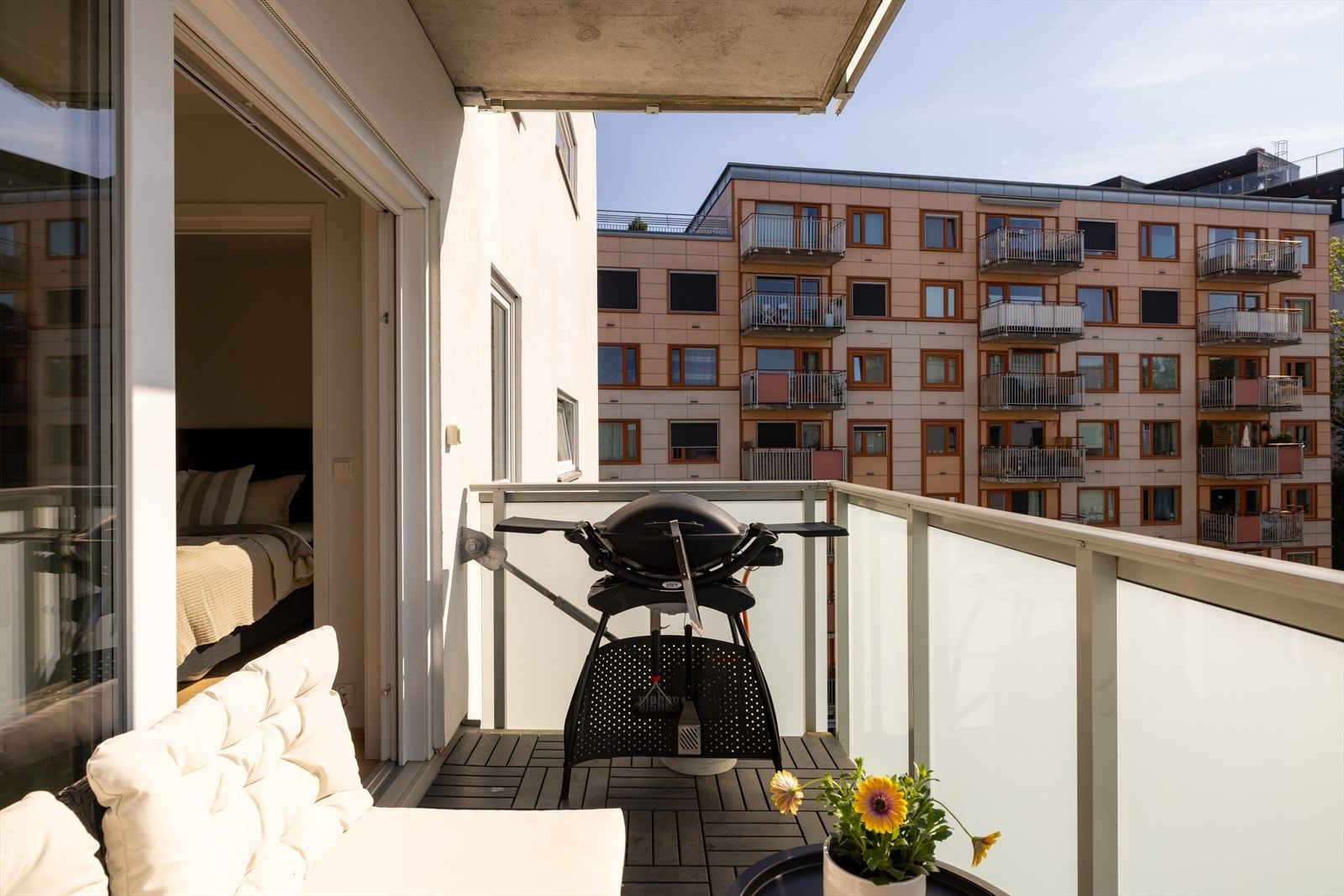 Balkongen har gode solforhold fra ca. kl 09:00-15:00 på sommerstid, og hvis man vil ha kveldssolen kan man flytte seg opp til den store, felles takterrassen Galleribilde