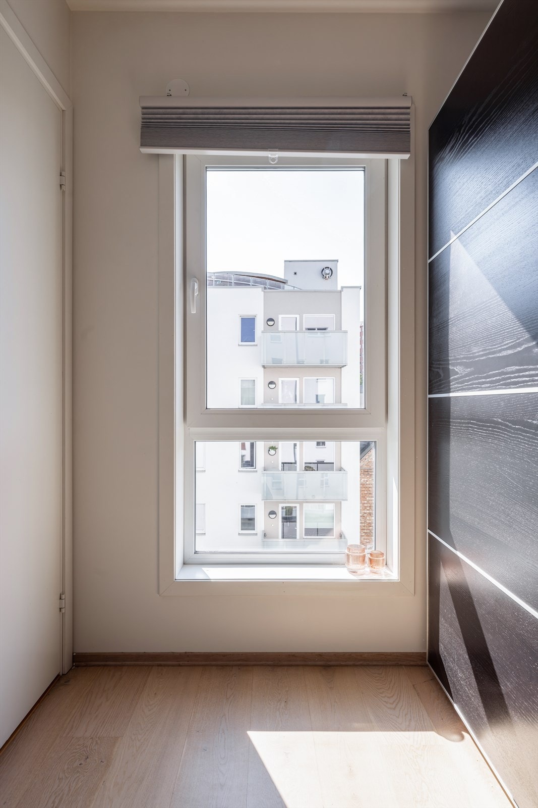 Soverom 2: Begge soverommene vender ut mot rolige omgivelser Galleribilde