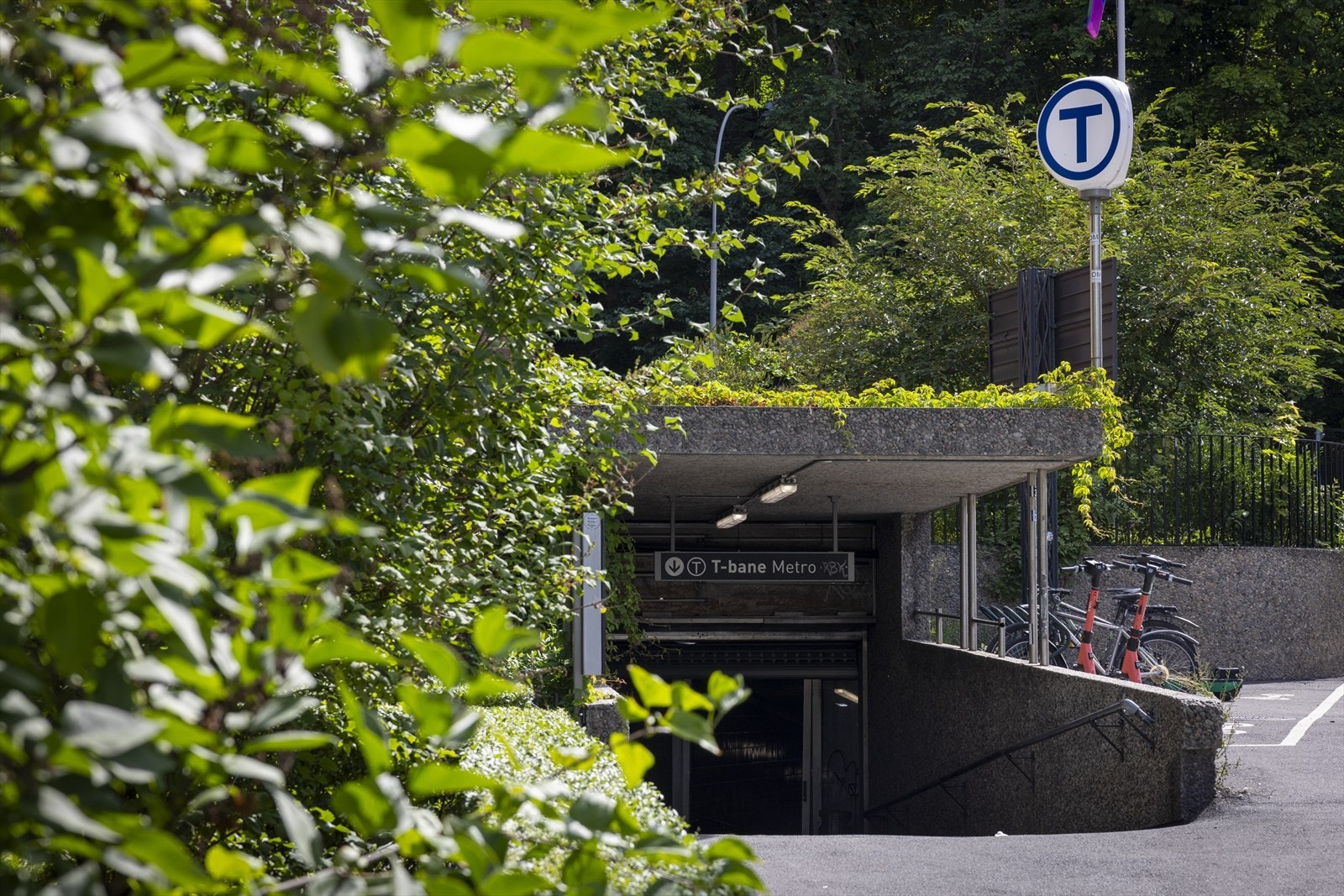 Det er gode kollektivforbindelser på Carl Berner med både trikk, buss og t-bane Galleribilde