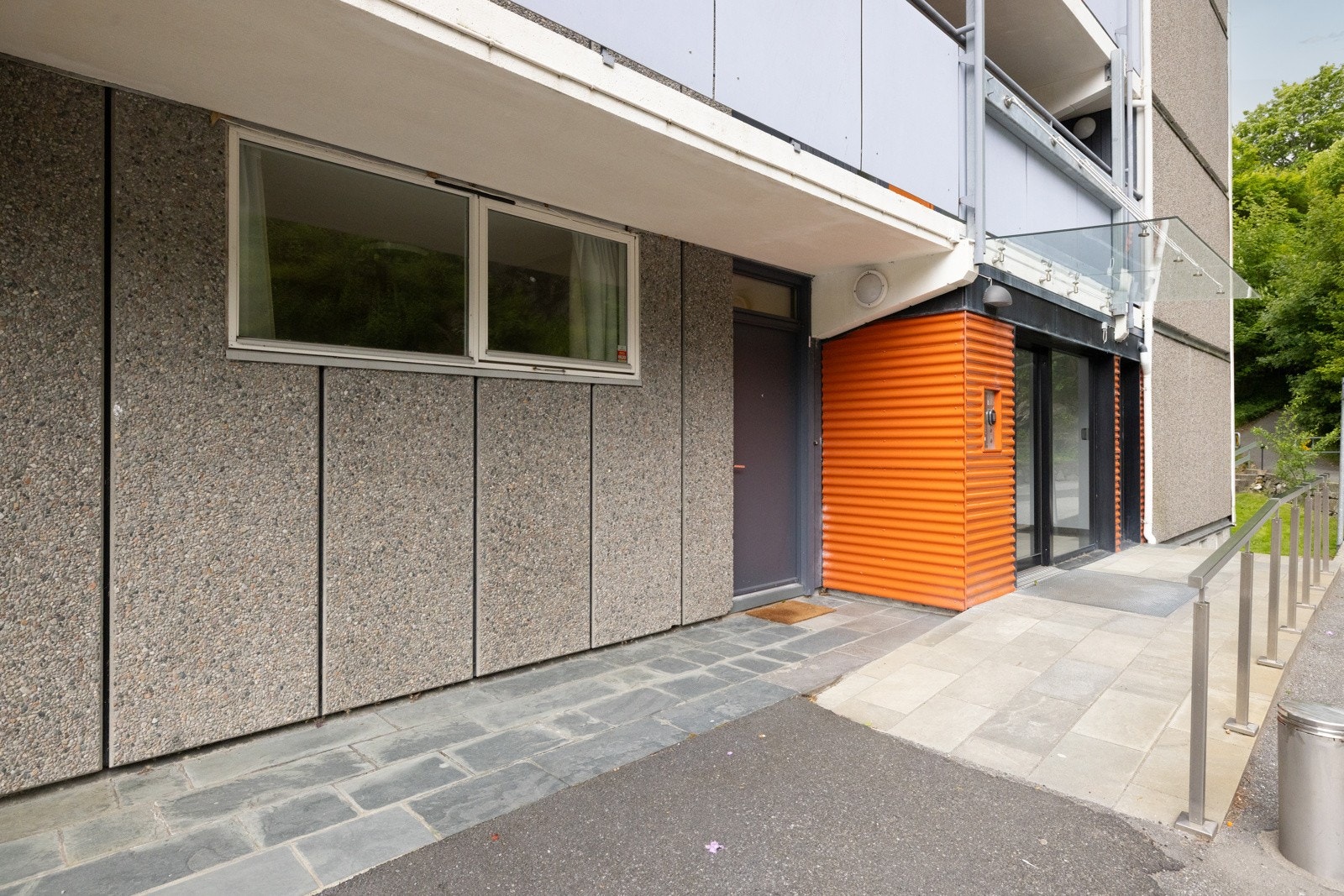 Det er trappefri adkomst til leiligheten, direkte fra gateplan. Galleribilde