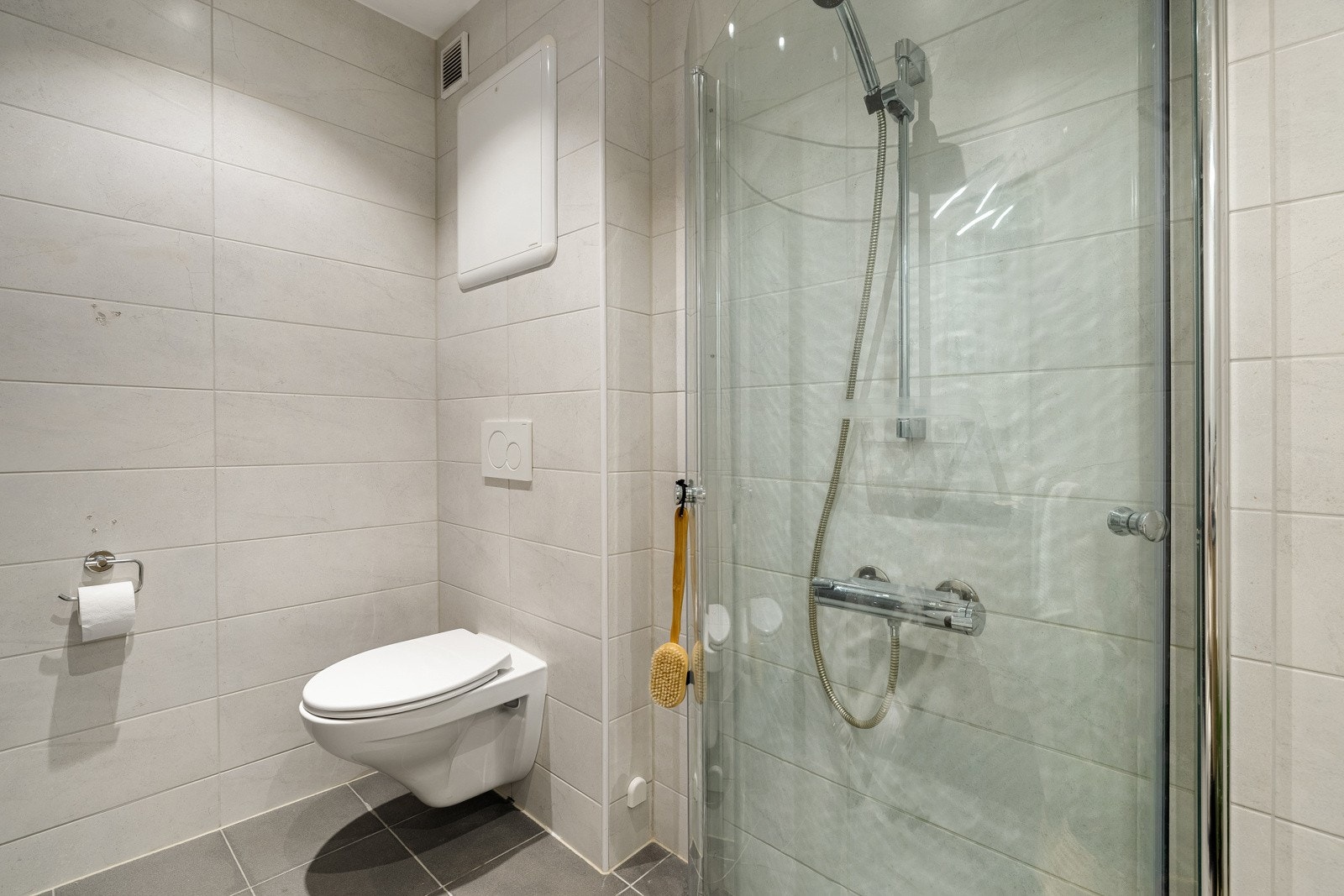 Badet ble ifølge tidligere oppusset av JRP Bygg AS i 2015. Fordelerskap for rør-i-rør system er plassert på badet. Galleribilde