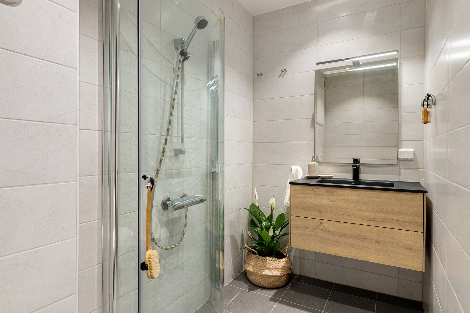 Badet på 3,5 kvm er helfliset med innfelte downlights og varmekabler i gulv. Galleribilde