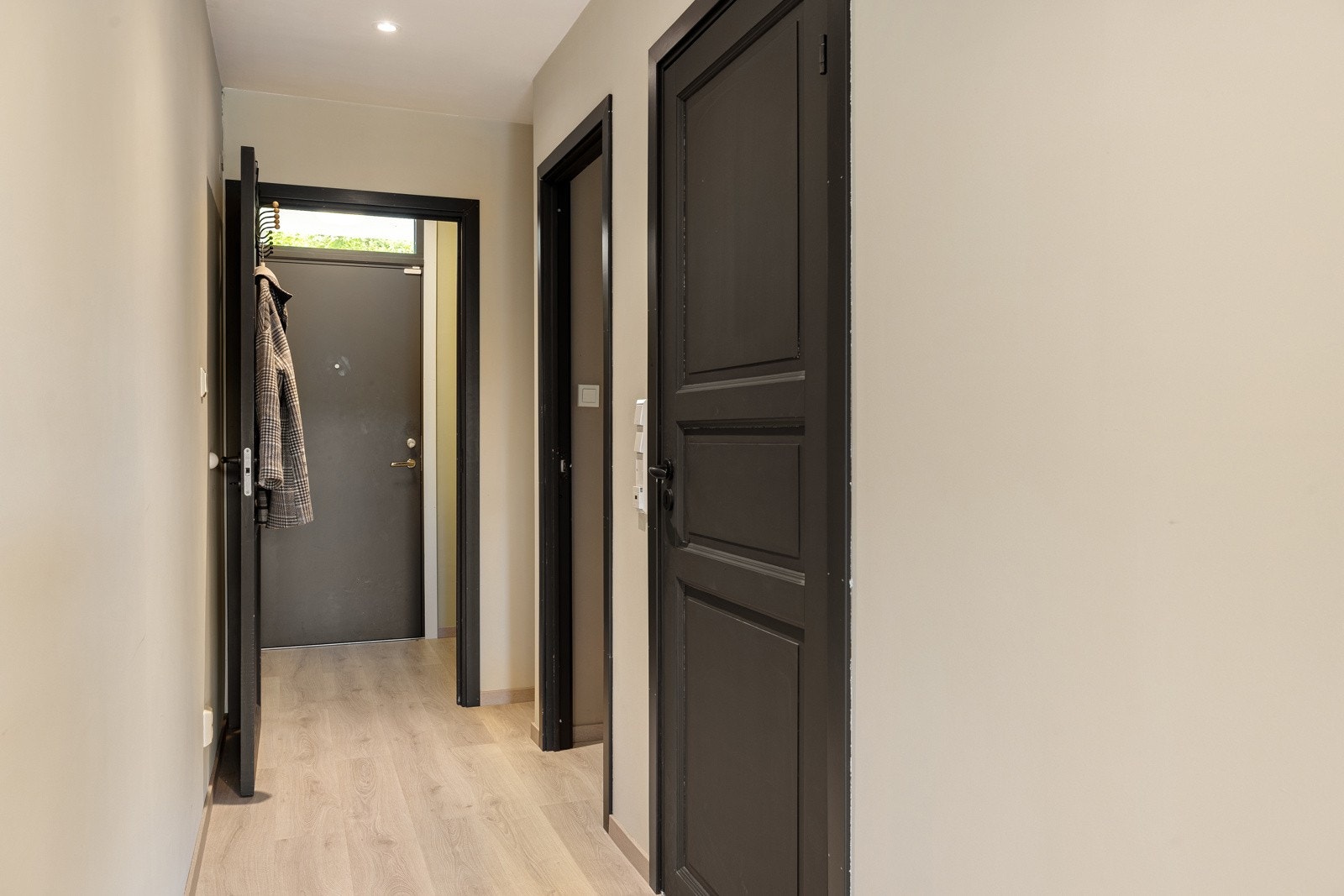 Gangen måler 5 kvm. Her er det downlights i tak og laminat på gulv - som er gjennomgående i leiligheten. Galleribilde