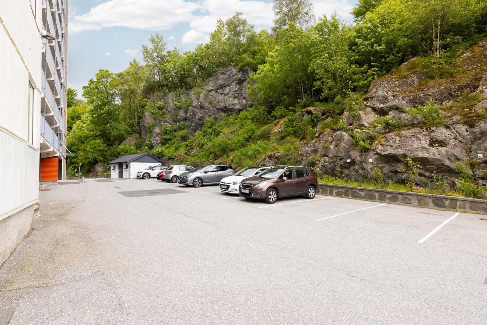 Det medfølger to parkerkeringsbevis som gir rett til å parkere på felles P-plass (76 p-plasser, hvorav 36 er med elbillader) Galleribilde