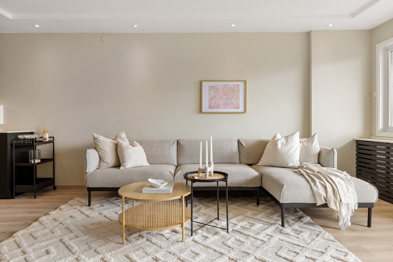 Rommet er lyst og moderne med innfelte downlights i tak, et moderne laminatgulv og slette vegger malt i en tidsriktig fargetone. Galleribilde