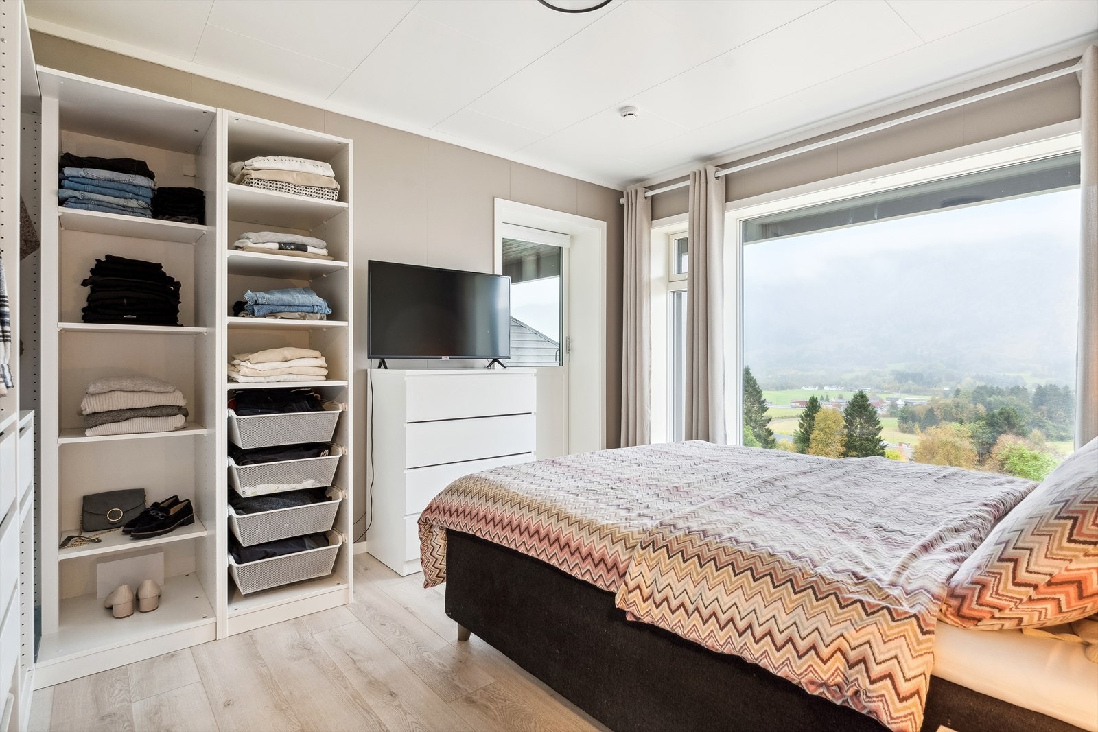 Her har ein også ei kjekk garderobeløysing med mykje lagringsplass. Galleribilde