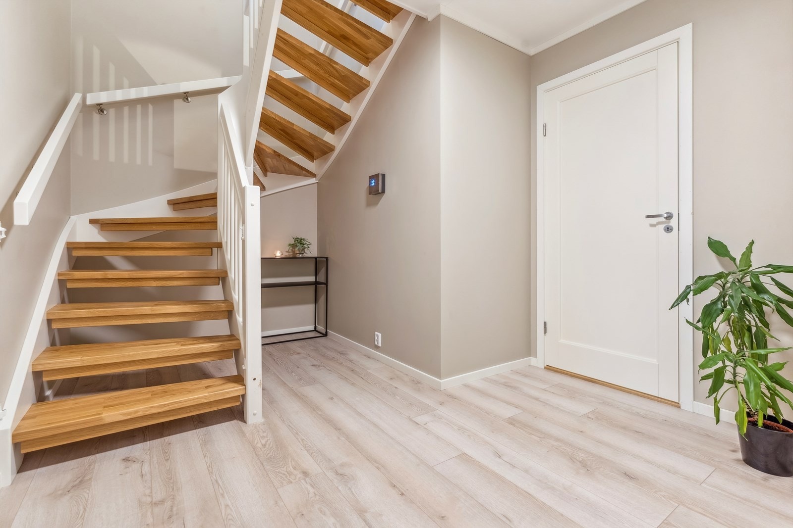 Trappa har eiketrinn i heiltre, og fører oss vidare ned i underetasjen med sine to soverom, bad og teknisk rom. Galleribilde