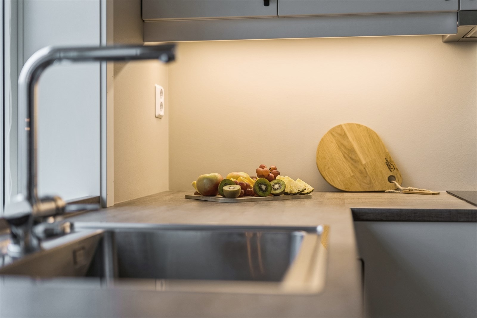 Kjøkkenet er eit viktig rom for mange, og i denne bustaden har rommet fått høg prioritet og god plass. Galleribilde