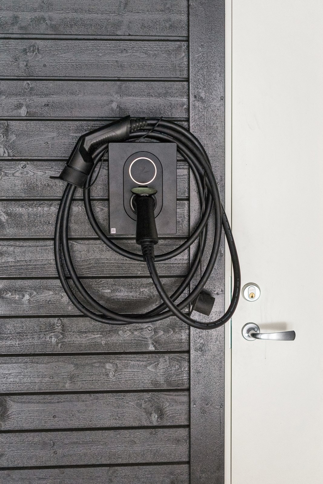 I carporten er det montert både el-billader, stikkontakter og utvendig vasskran. Galleribilde