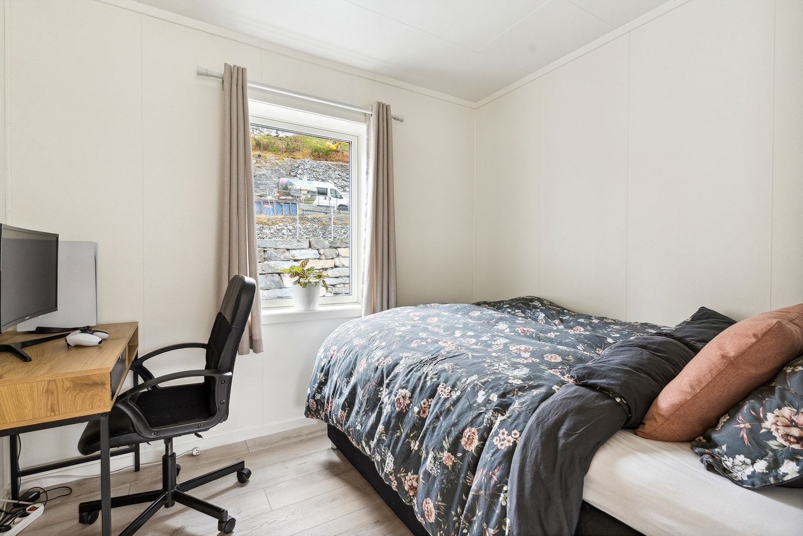 Like ved stova ligg det eine av tre soverom, som også fint kan nyttast som kontor, hobbyrom eller leikerom - alt etter ynskje og behov. Galleribilde