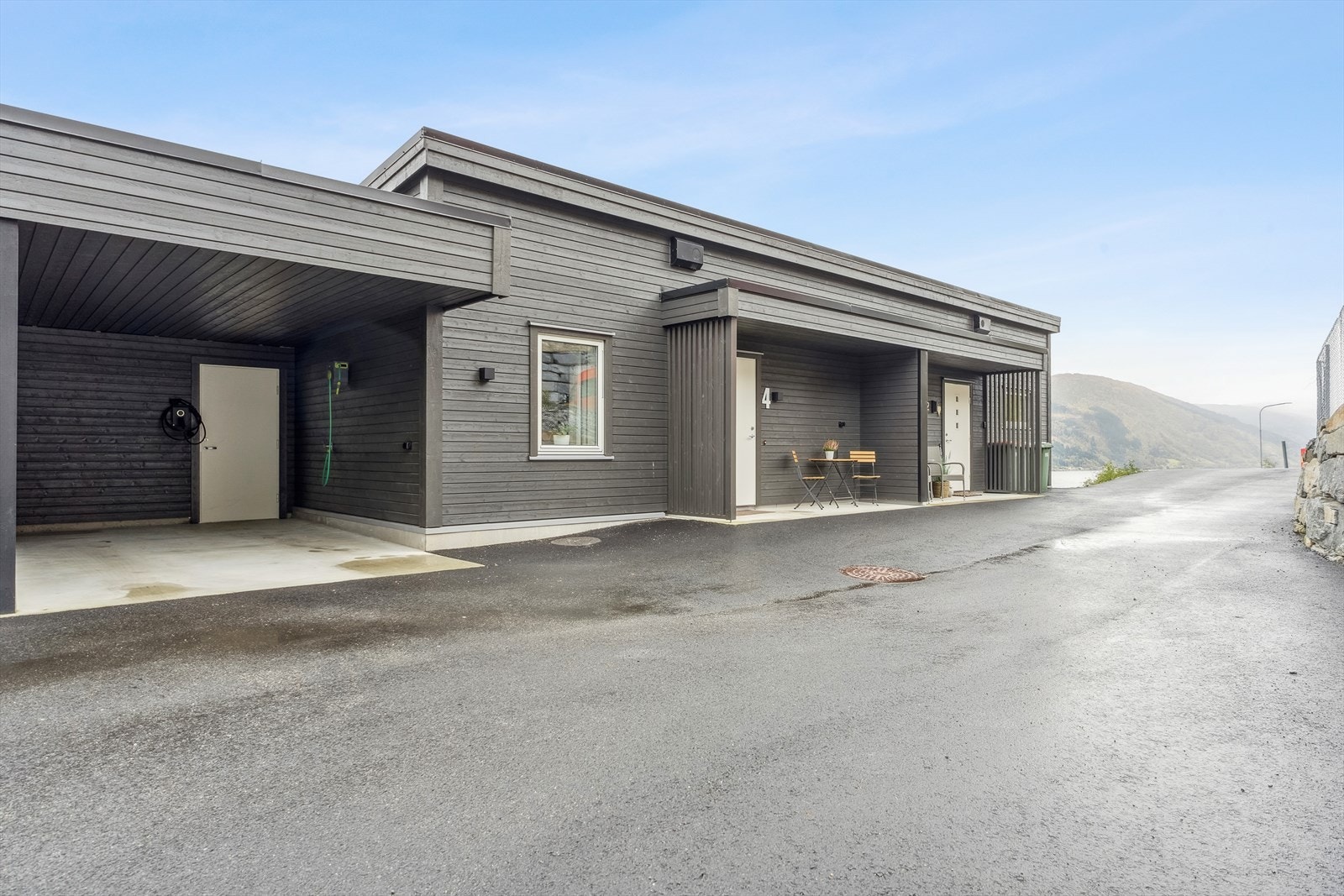 Like ved inngangspartiet disponerer ein også eigen carport med sportsbod i bakkant. Galleribilde