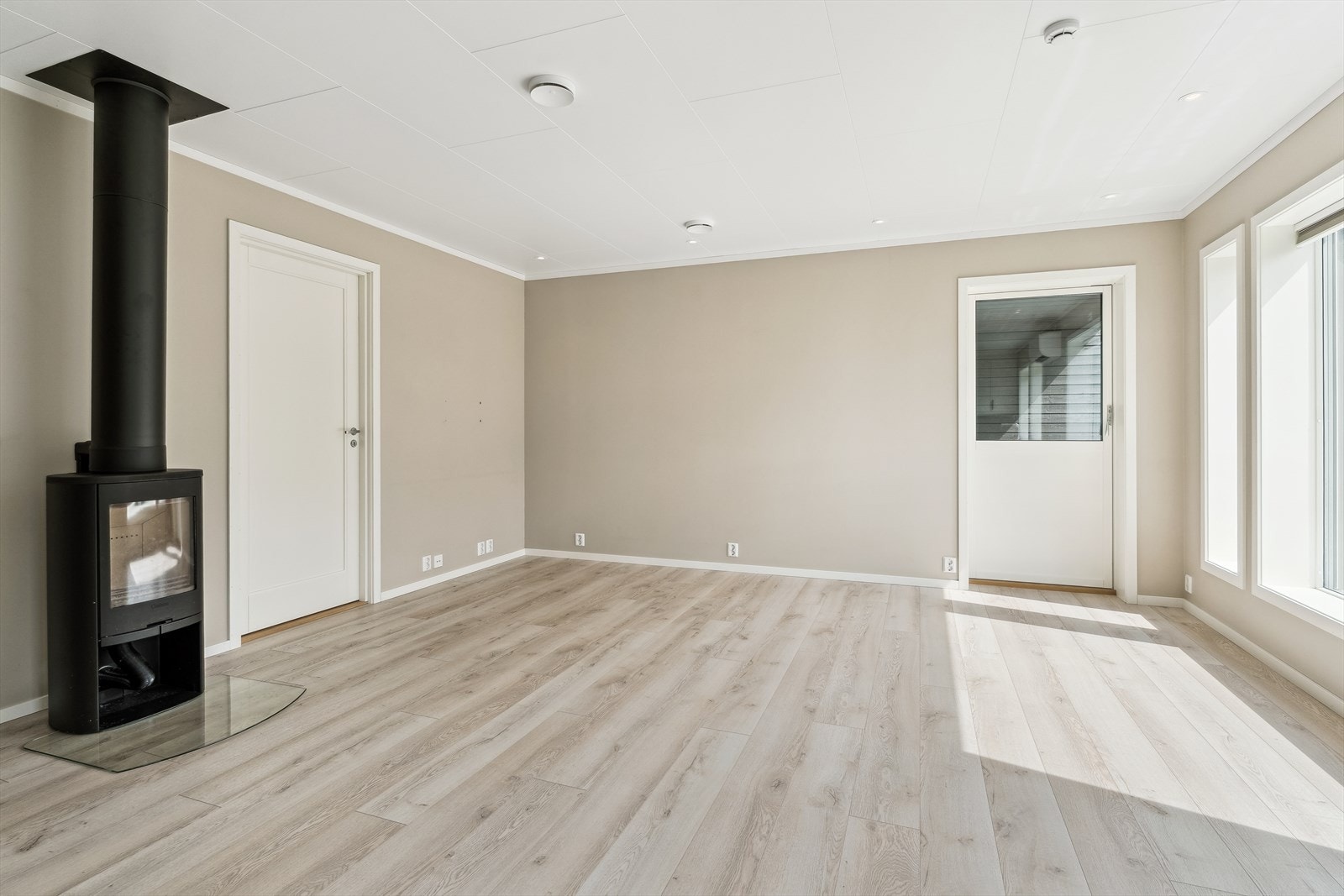 Stove og kjøkken ligg i opa løysing, og utgjer eit sosialt og behageleg allrom. Galleribilde