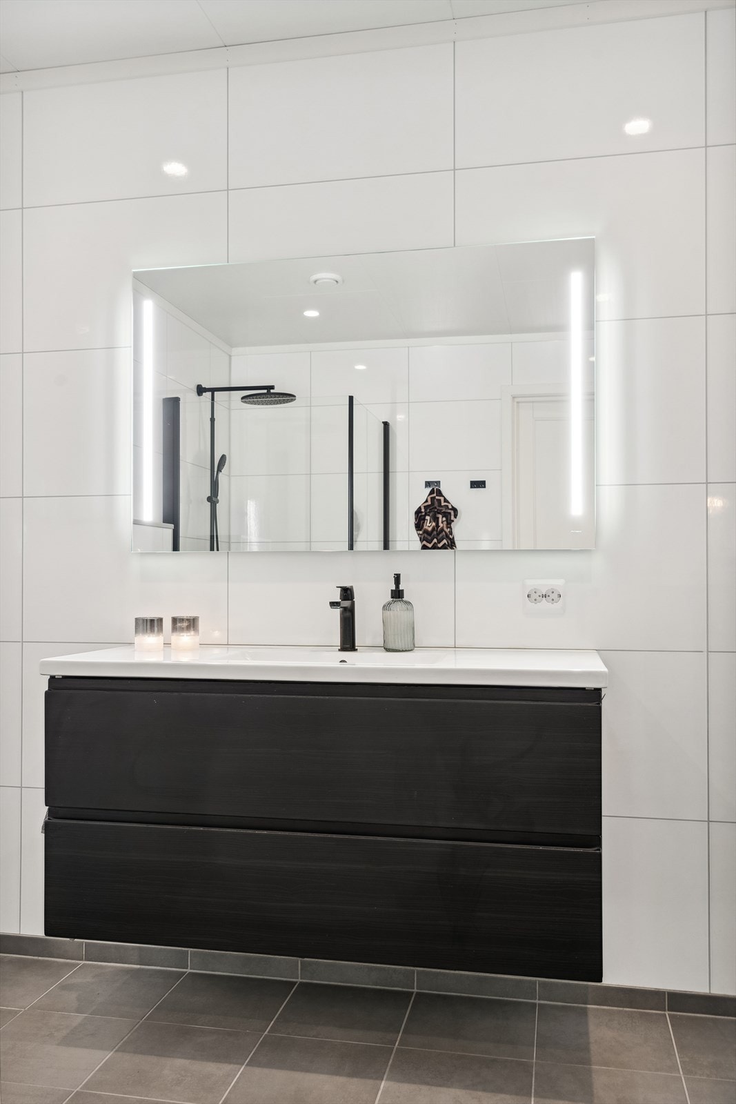 Her har ein god lagringsplass i breie skuffer, samt rom for ekstra kommode eller skap ved behov for ytterlegare oppbevaring. Galleribilde