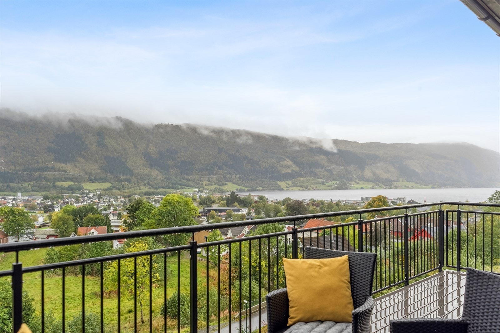 Terrassen har stilfullt rekkverk i vedlikeholdsfritt stål, samt flott utsikt over sentrum, fjorden og fjellheimen. Galleribilde