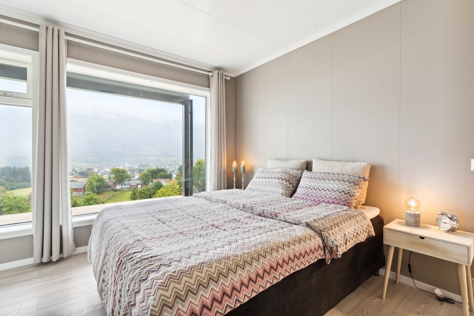 Hovedsoverommet har ekstra store vindaugsflater - tenk å kunne vakne til denne utsikta kvar dag! Galleribilde