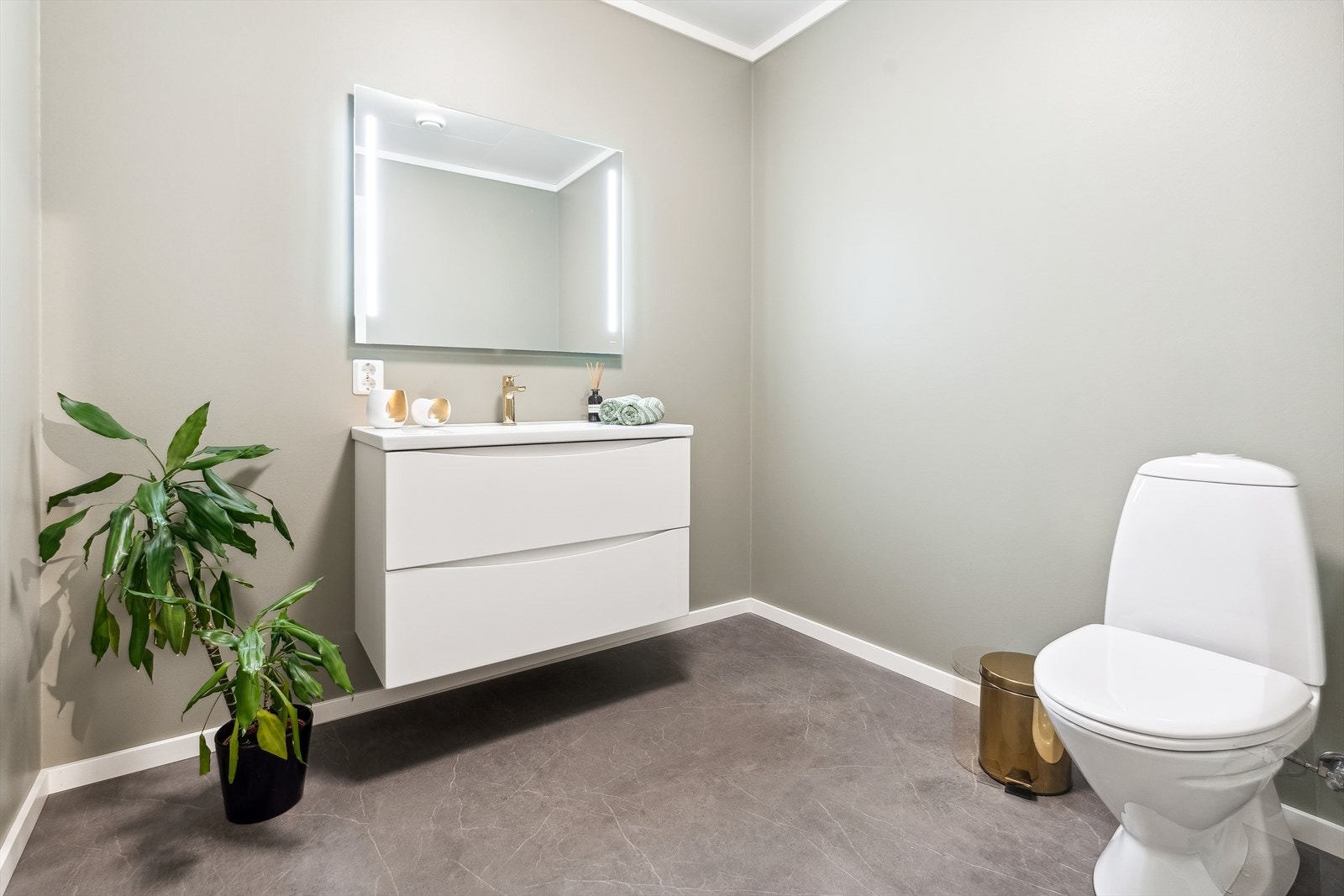 Bustaden har toalett i begge etasjar, og i hovedetasjen er det plassert like ved entrè - praktisk og familievennleg. Galleribilde