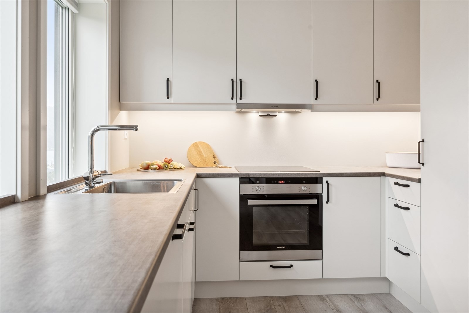 Lyse, slette frontar med mørke handtak gjev eit stilreint preg, og kler resten av bustaden godt. Galleribilde