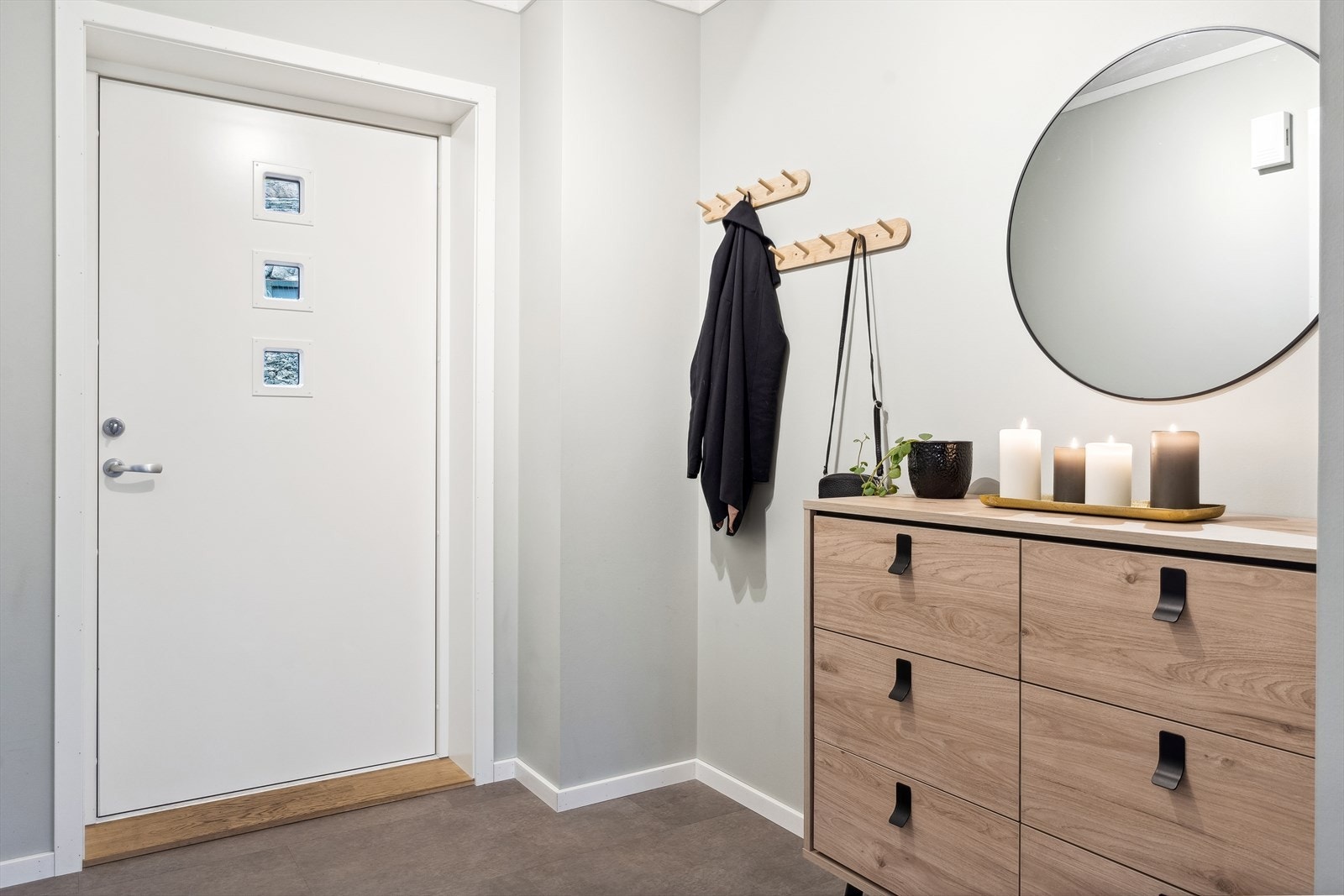 Entrèen gjev eit godt fyrsteinntrykk av bustaden, og ynskjer deg velkomen heim! Galleribilde